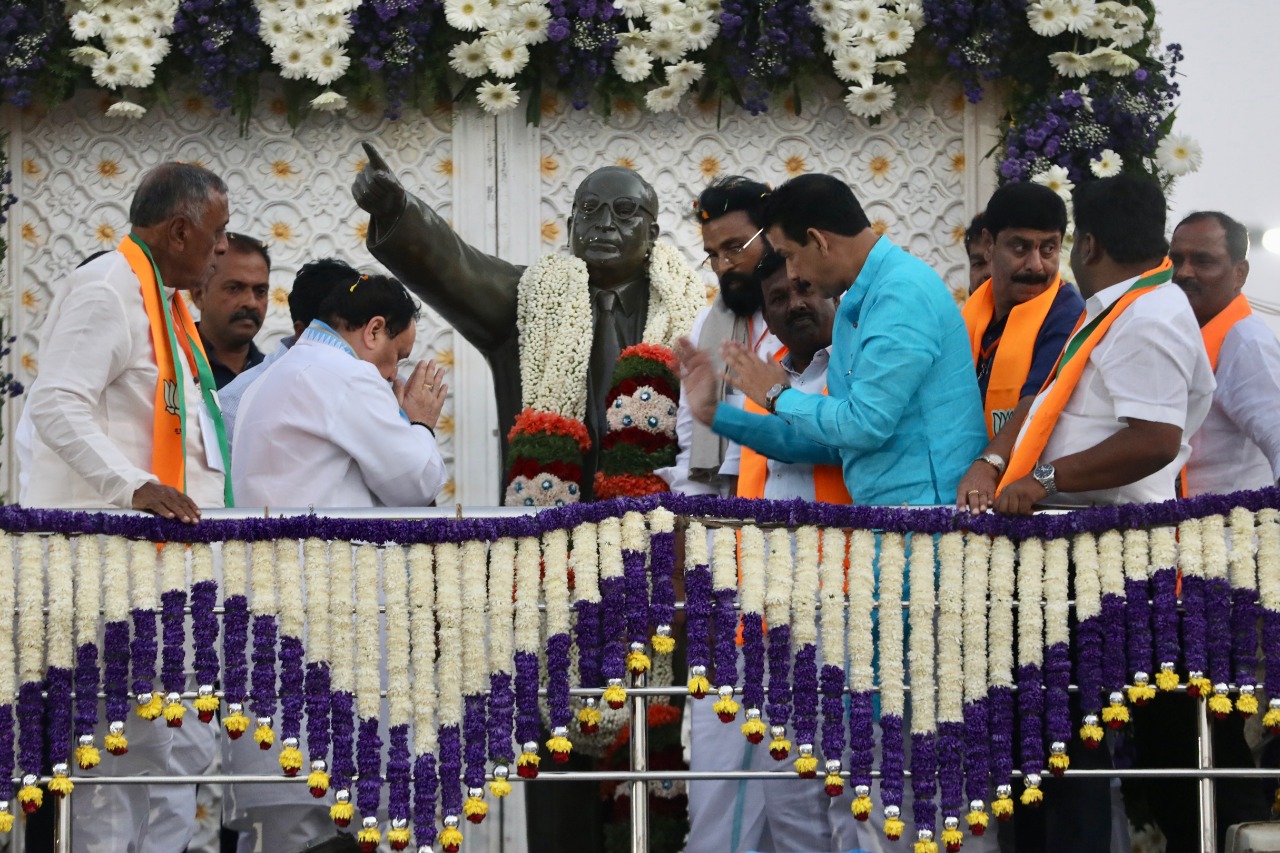 BJP National President Shri J.P. Nadda garlanding the statues of Veera Madhakari Nayaka, Onake Obbavva and Dr. B.R. Ambedkar in Chitradurga (Karnataka)