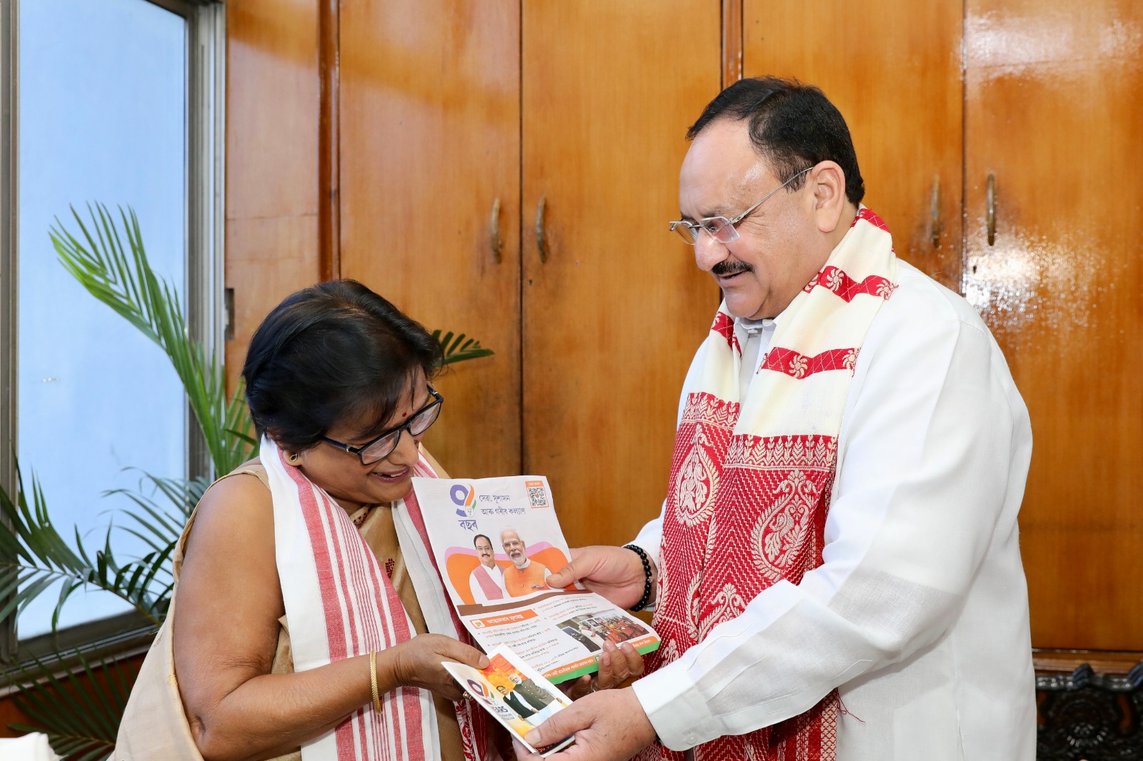 BJP National President Shri J.P. Nadda met with Dr. Pankaj Baruah ji, Santa Sharma ji, Shri Raktim Saikia ji, and Shri Om Prakash Gattani ji in Jorhat (Assam) as part of the "Sampark Se Samarthan" campaign