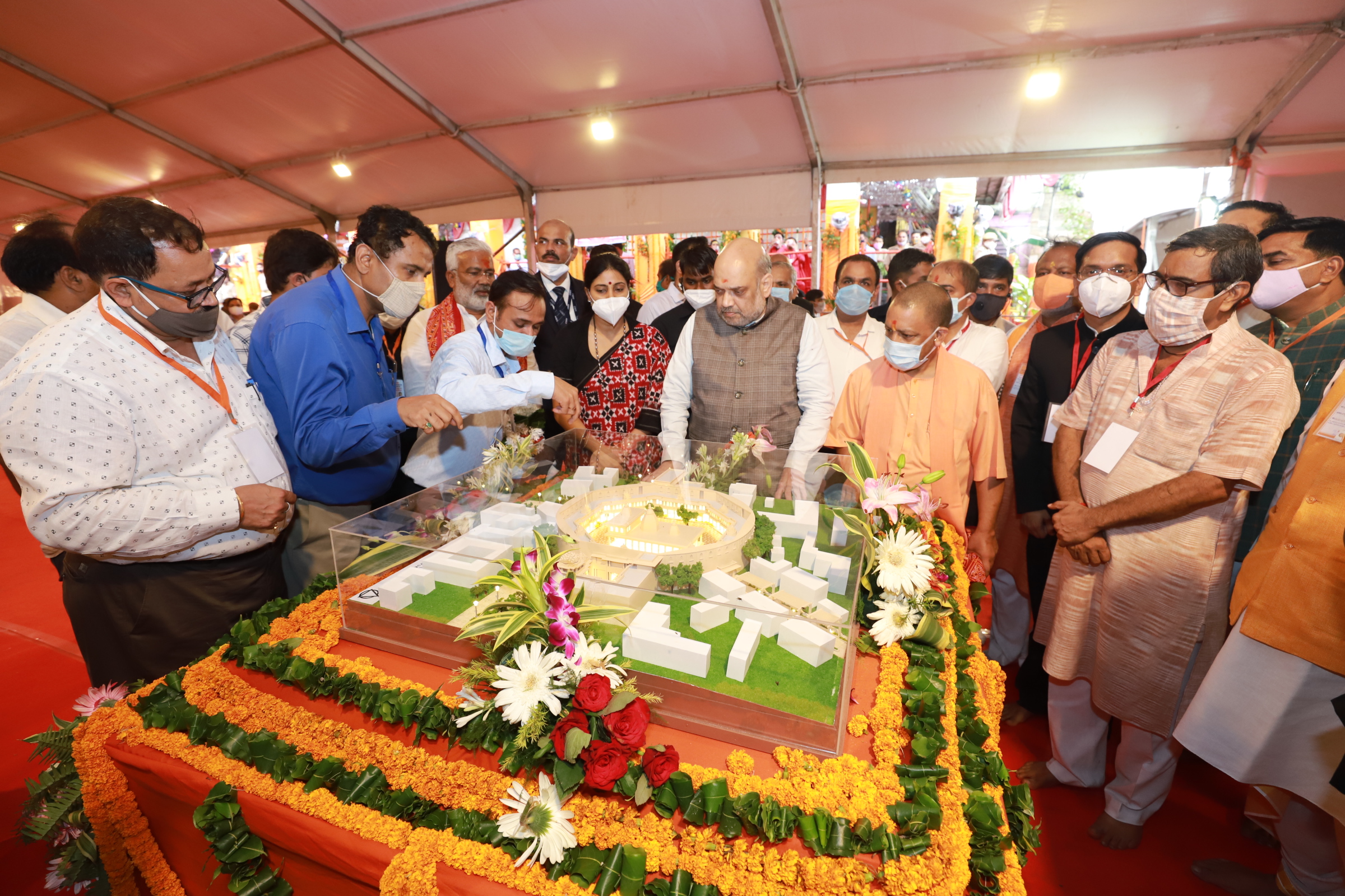  Hon'ble Union Home Minister Shri Amit Shah laying the foundation stone of U.P. State Institute of Forensic Science & Maa Vindhyavasini Corridor in Mirzapur and Offered prayers at Kashi Vishwanath