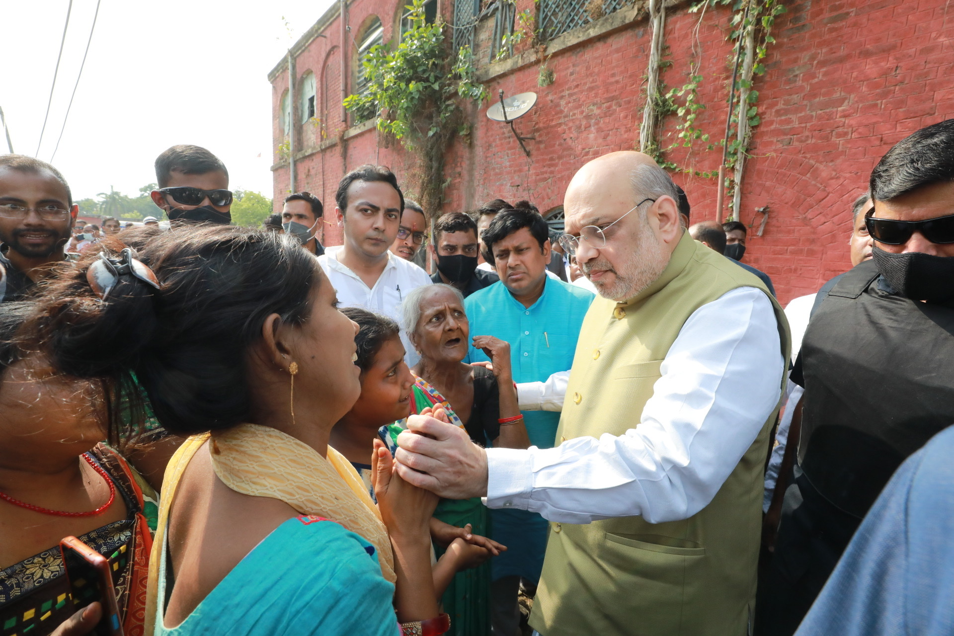 Hon'ble Union Home Minister & Minister of Cooperation Shri Amit Shah met with the family of BJP Karyakarta Arjun Chaurasia brutally murdered in Kashipur (West Bengal)