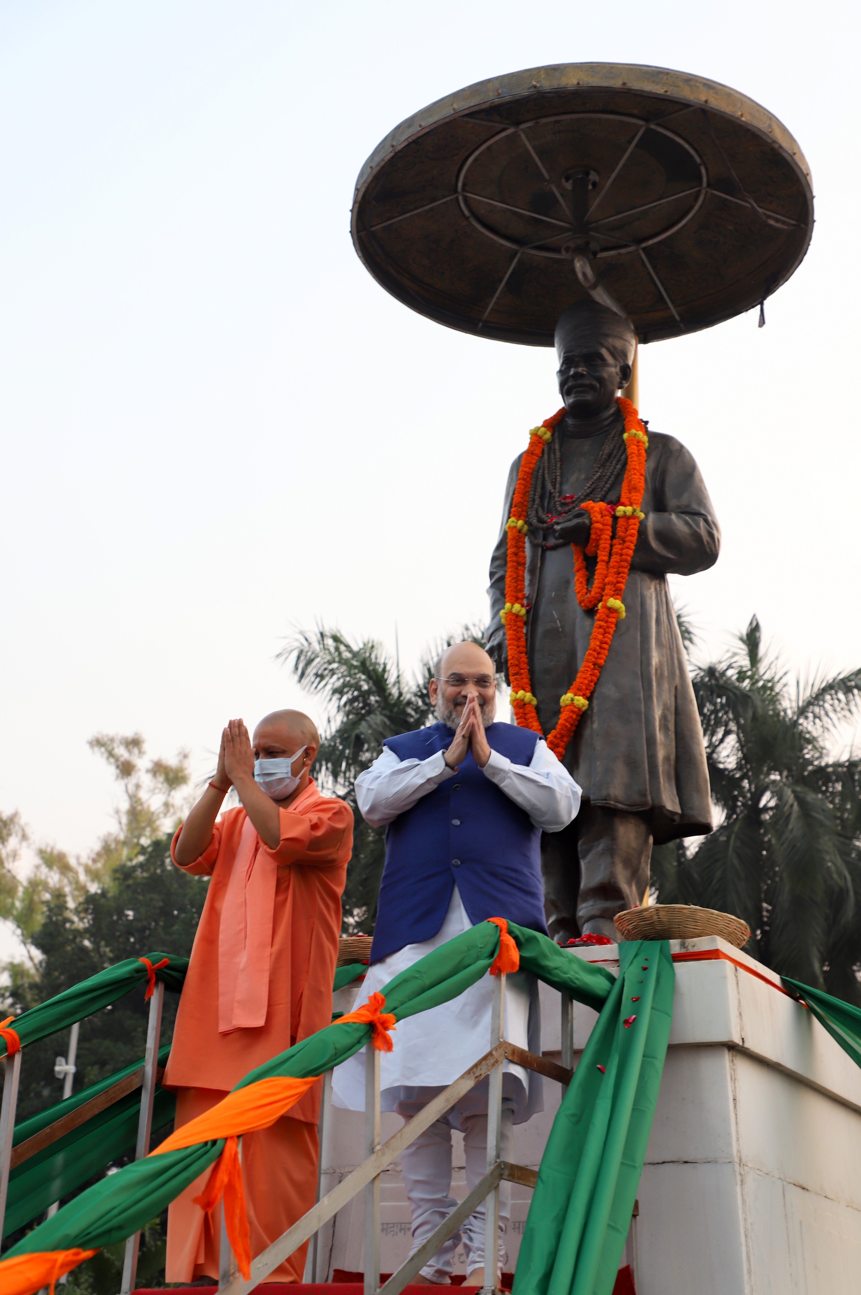 Photographs : Hon'ble Union Home Minister Shri Amit Shah paid floral tributes to Pandit Madan Mohan Malviya ji’s statue on his punyatithi at BHU, Varanasi (Uttar Pradesh)..