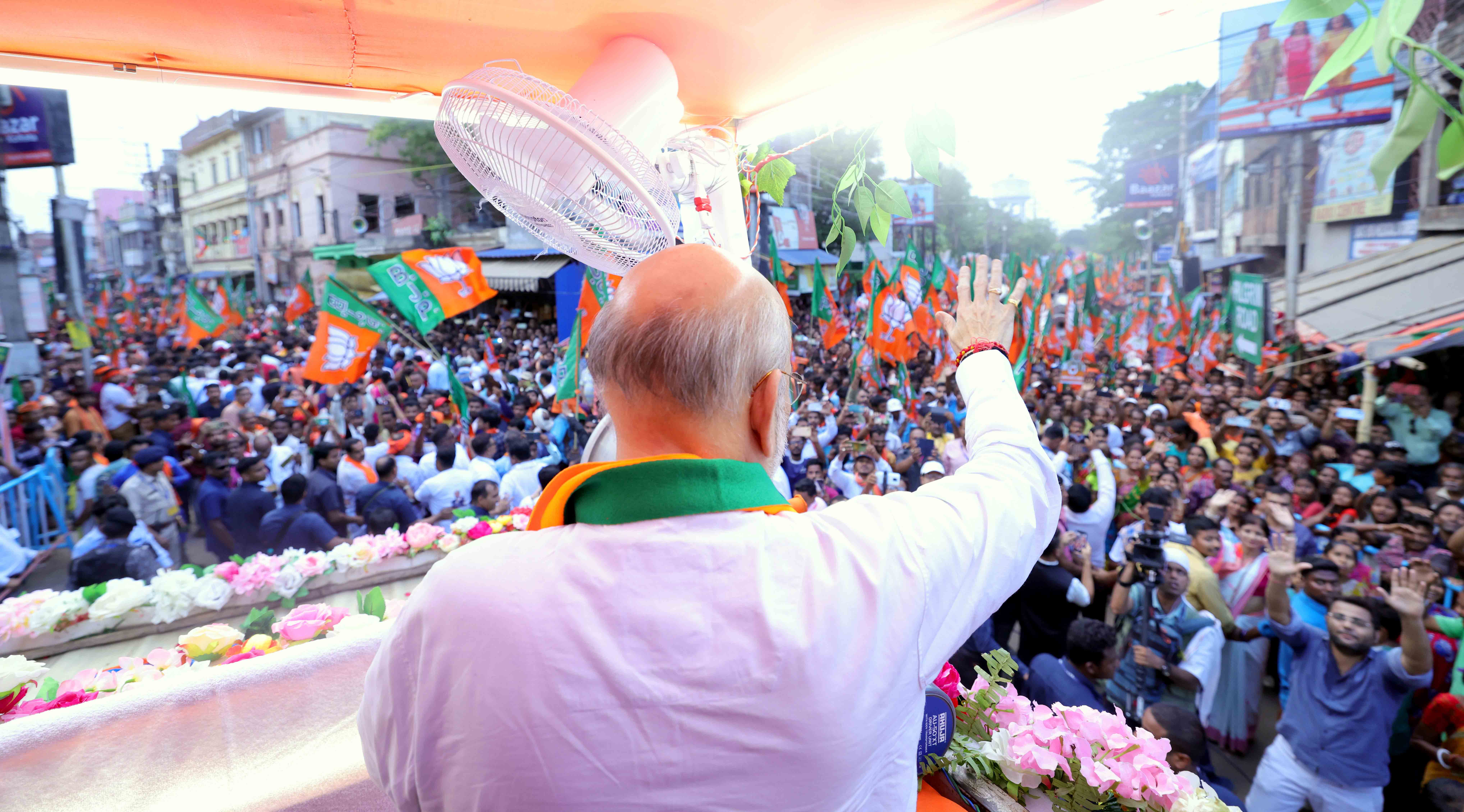 Road Show of Hon'ble Union Home Minister and Minister of Cooperation Shri Amit Shah in Bankura (West Bengal) from Lal Bazar Chowk to Chak Bazar 