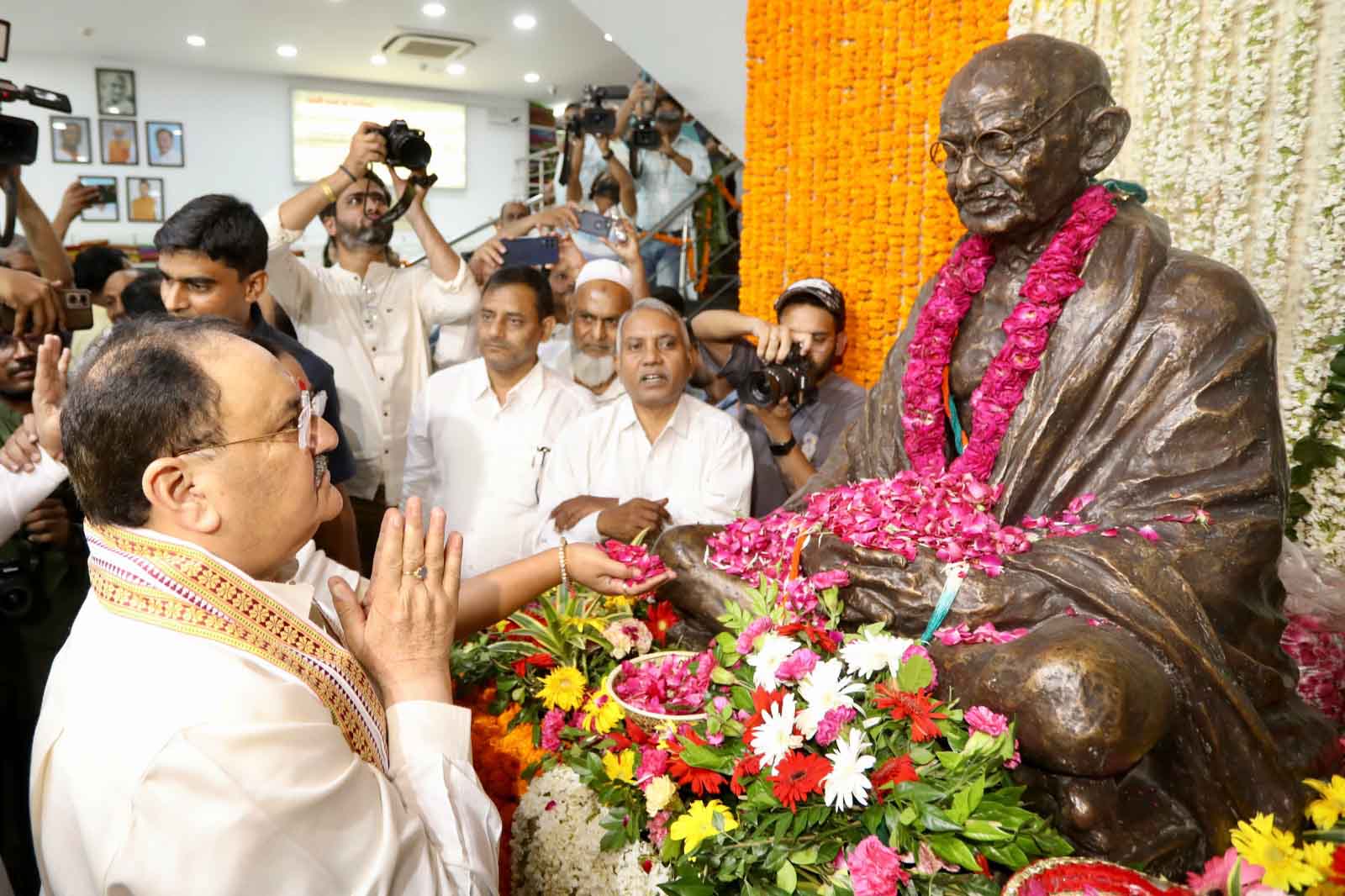 BJP National President Shri J.P. Nadda visited Khadi Store and purchased Khadi clothes on the occasion of Gandhi Jayanti at Connaught Place, New Delhi