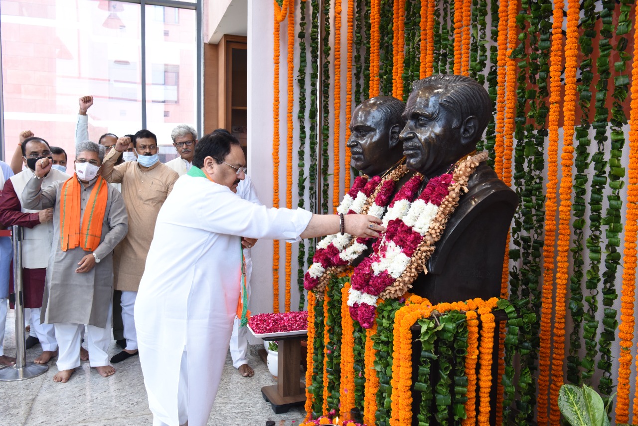 Hon'be BJP National President Shri J.P. Nadda paying floral tributes to Pt. Deendayal Upadhyay ji on his Janm jayanti at BJP HQ, 6ADDU Marg, New Delhi