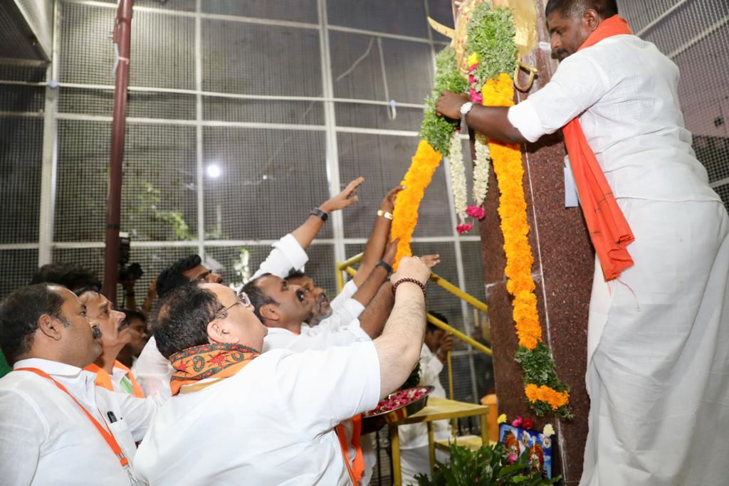 Hon'ble BJP National President Shri J.P. Nadda paying tribute to Freedom Fighters (Marudhu Brothers) at Tiruppattur (Tamil Nadu)