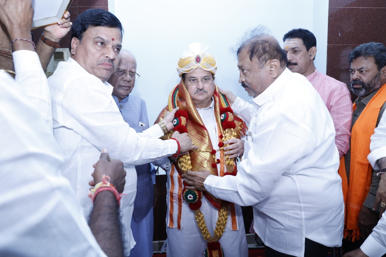 BJP National President Shri J.P. Nadda visited Sri Valmeeki Guru Peeta & took blessings in Rajanahalli Distt. Davanagere (K'taka)