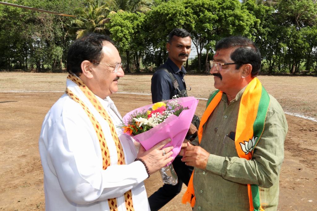 Grand welcome of BJP National President Shri J.P. Nadda on arrival at Nandagudi Helipad in Harihara, Distt Davanagere (K'taka)