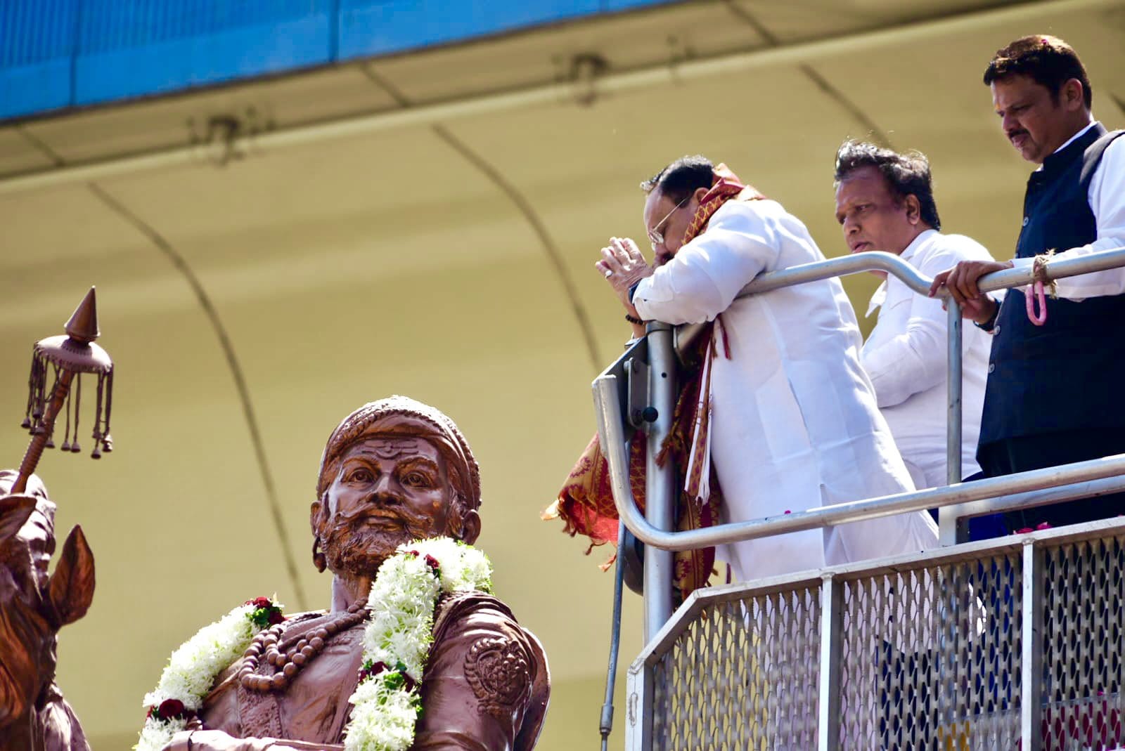 BJP National President Shri J.P. Nadda paying tributes by garlanding the statue of Chhatrapati Shivaji Maharaj at Sion-Panvel Highway, best Colony Deonar, Mumbai South Central