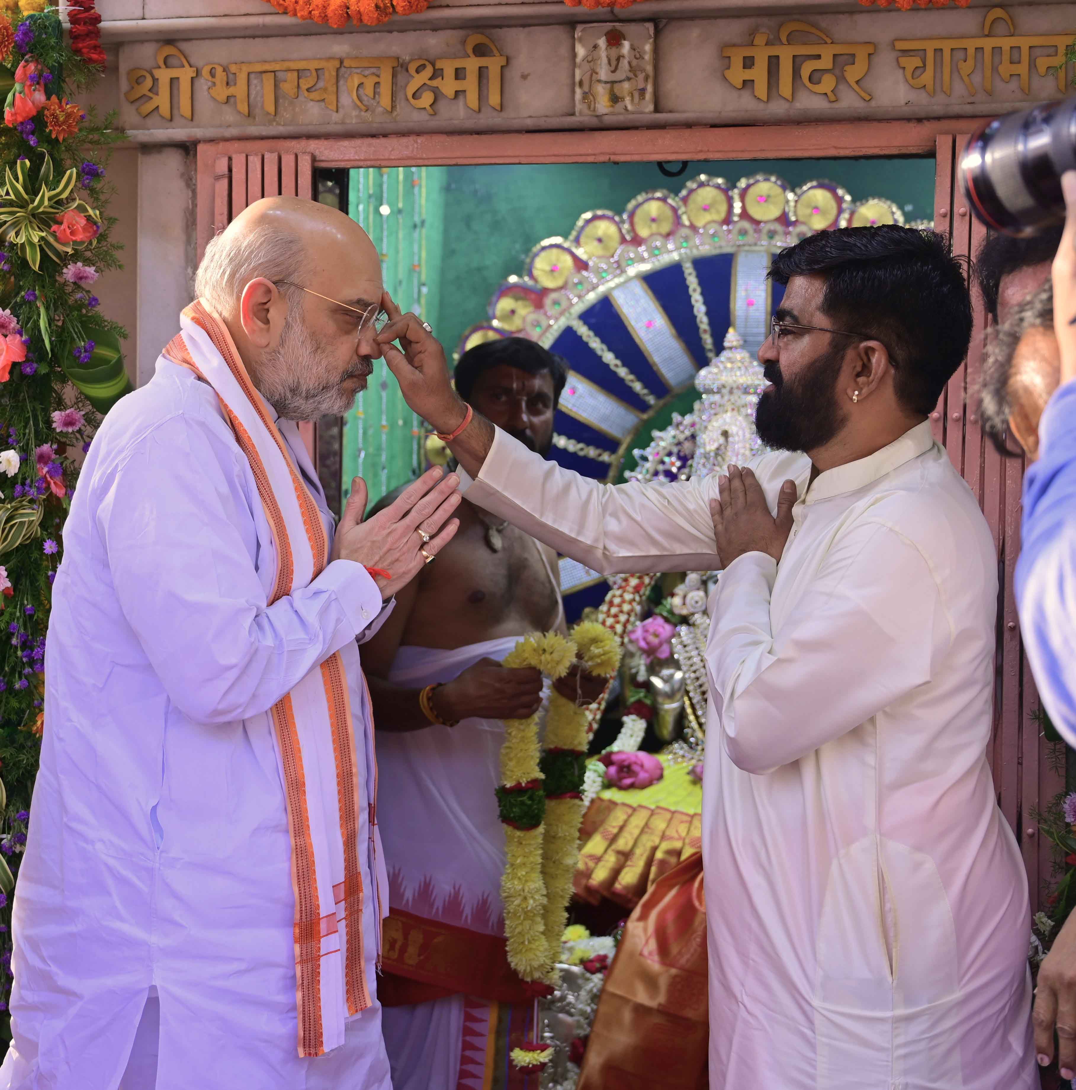 Hon'ble Union Home Minister and Minister of Cooperation Shri Amit Shah offered prayers at Sri BhagyalakshmiTemple, Charminar (Hyderabad)