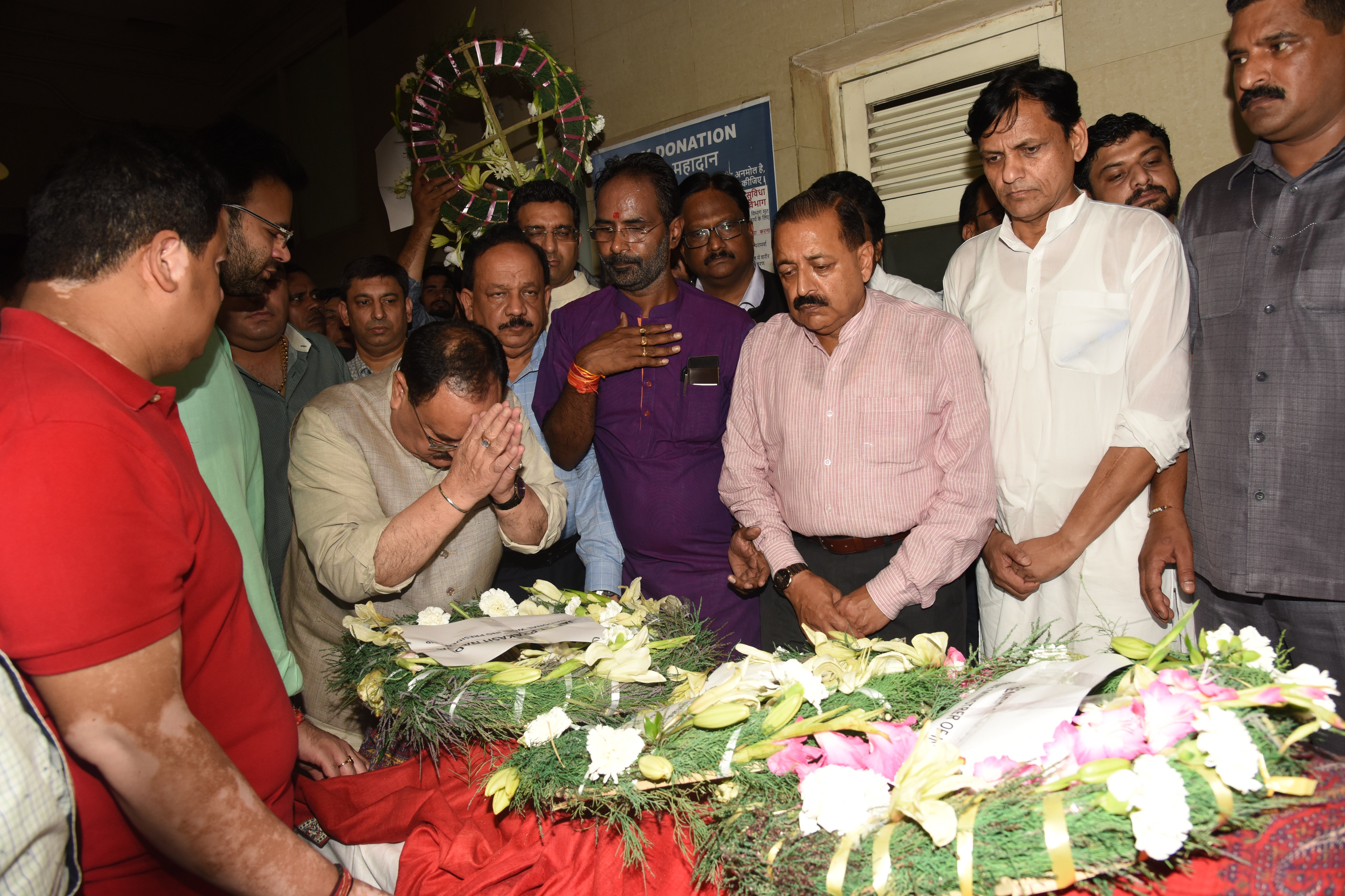 BJP Working President Shri J.P. Nadda paying last respect to Hon'ble Shri Arun Jaitley at AIIMS, New Delhi