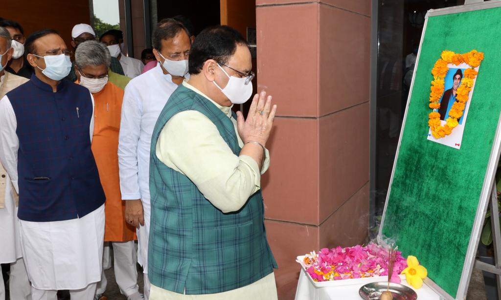 Photographs : BJP National President Shri J.P. Nadda paying floral tribute to BJP Karyakatya staff Shri Ashish Sahgal at BJP HQ, 6A DDU Marg, New Delhi.