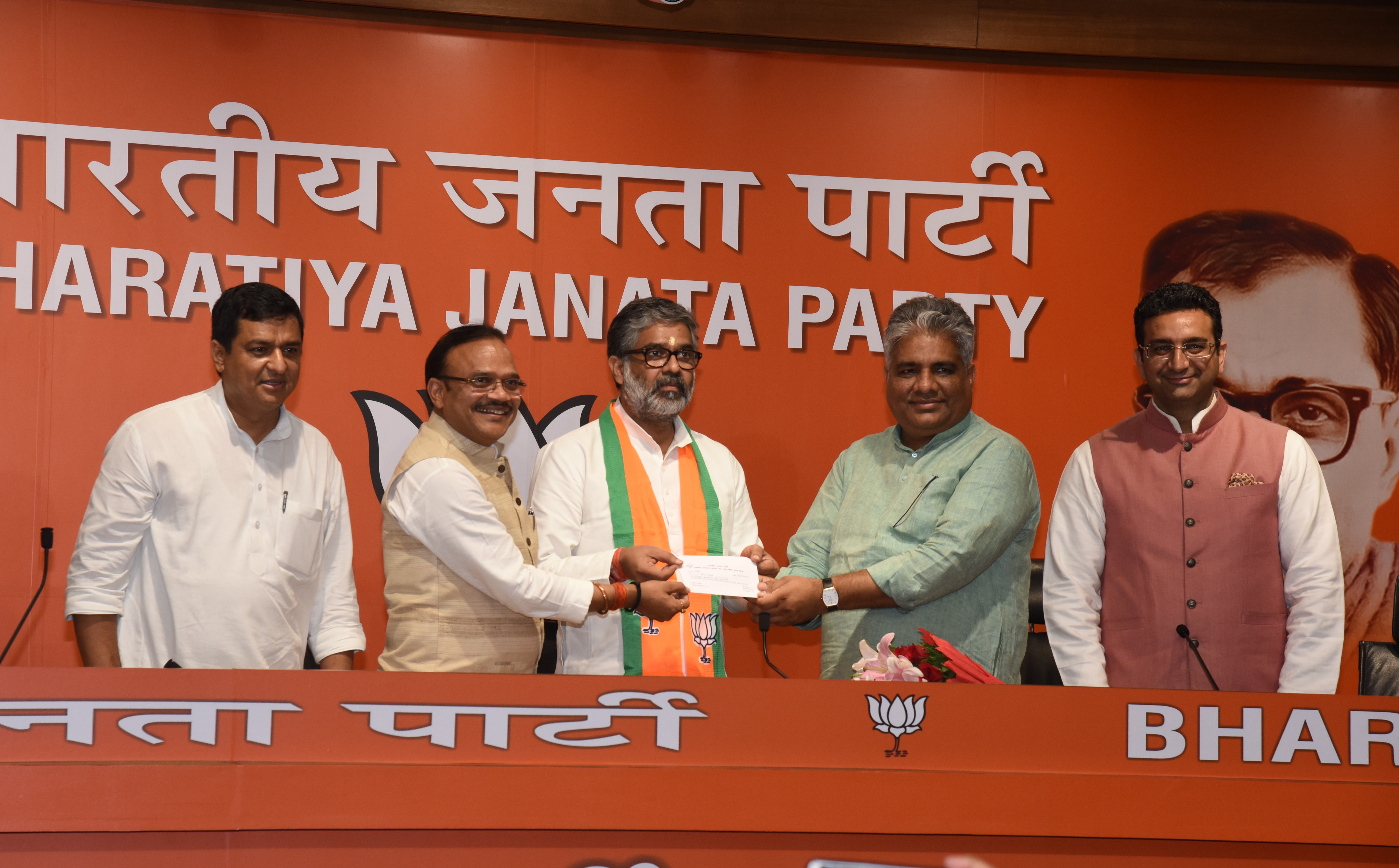 Photographs : Shri Neeraj Shekhar, Former MP (Rajya Sabha) joining BJP in the presence of BJP Working President, Shri J.P. Nadda and other BJP senior leaders at BJP HQ, 6A DDU Marg, New Delhi.