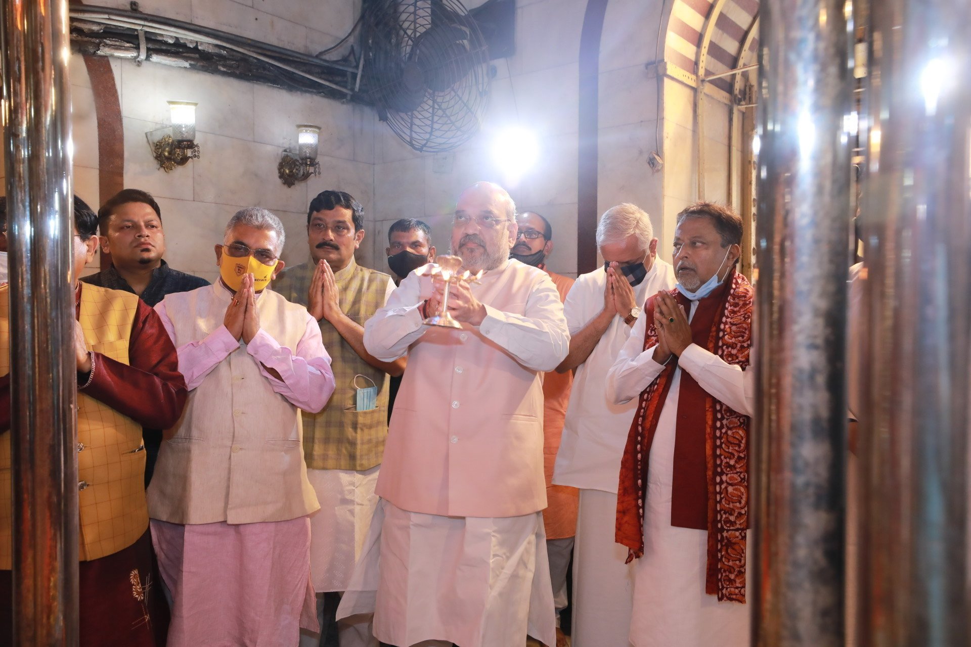 Photographs : Hon'ble Union Home Minister Shri Amit Shah Offer prayers at Maa Dakshineswar Kali Temple in Kolkata (West Bengal)