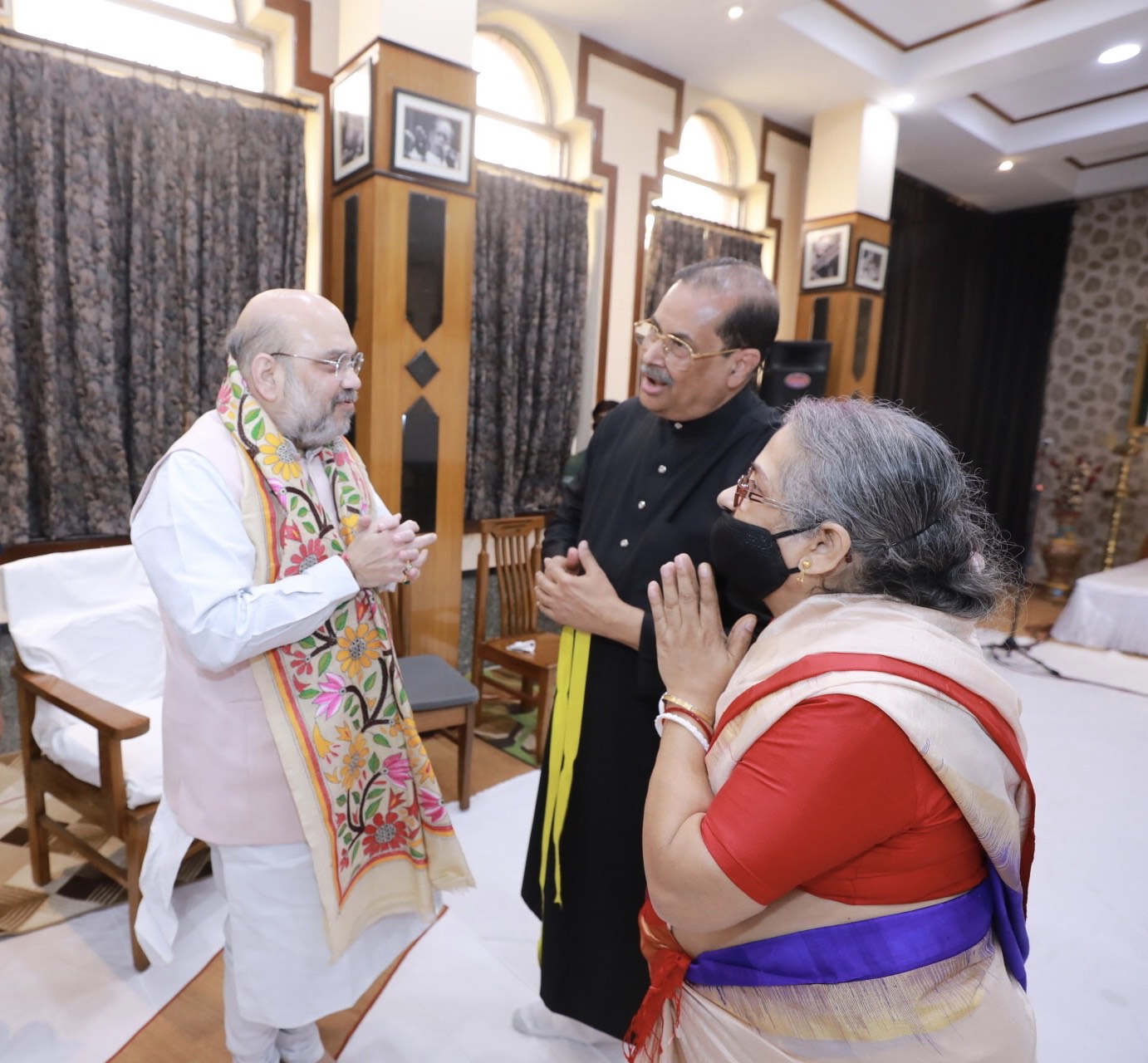 Photographs : Hon'ble Union Home Minister Shri Amit Shah met Padma Bhushan Pandit Ajoy Chakrabarty at latter's residence in Kolkata (West Bengal)