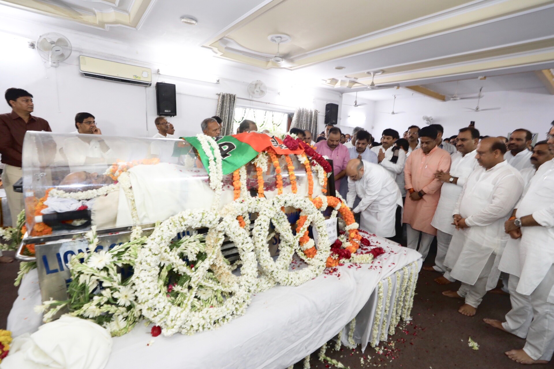 Hon'ble Union Home Minister & BJP National President Shri Amit Shah paid floral tribute to former Delhi BJP President, Shri Mange Ram Garg ji at 14 Pt. Pant Marg, New Delhi