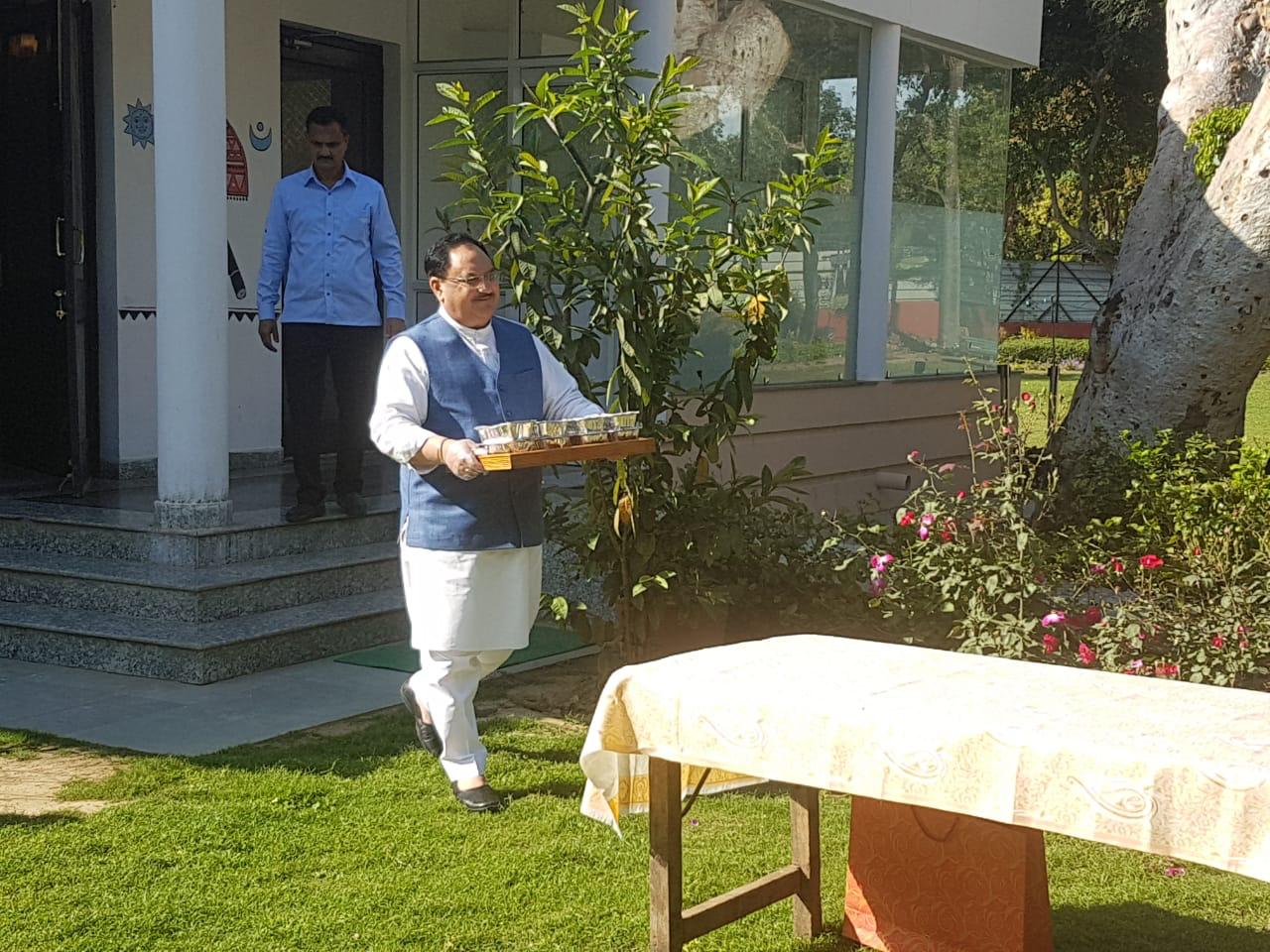 Photographs : BJP National President Shri Jagat Prakash Nadda handing over high quality hygienic food for ten persons to Delhi Police