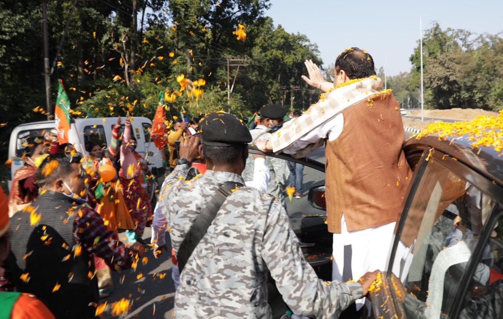 Photographs : Grand welcome of BJP National President Shri J.P. Nadda by forming human chain at Nepali Farm on arrival at Dehradun border