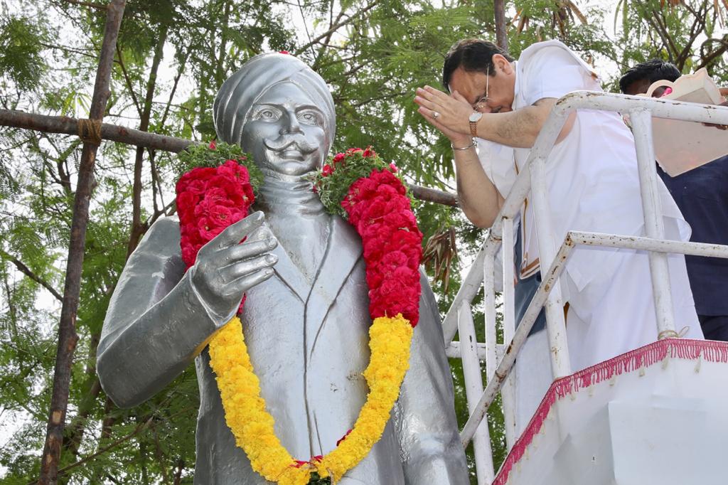 Photographs : BJP National President Sh J.P. Nadda paid floral tributes to Shri Mahakavi Subramaniya Barathiyar Statue near Raj Niwas (Gov. House) Puducherry