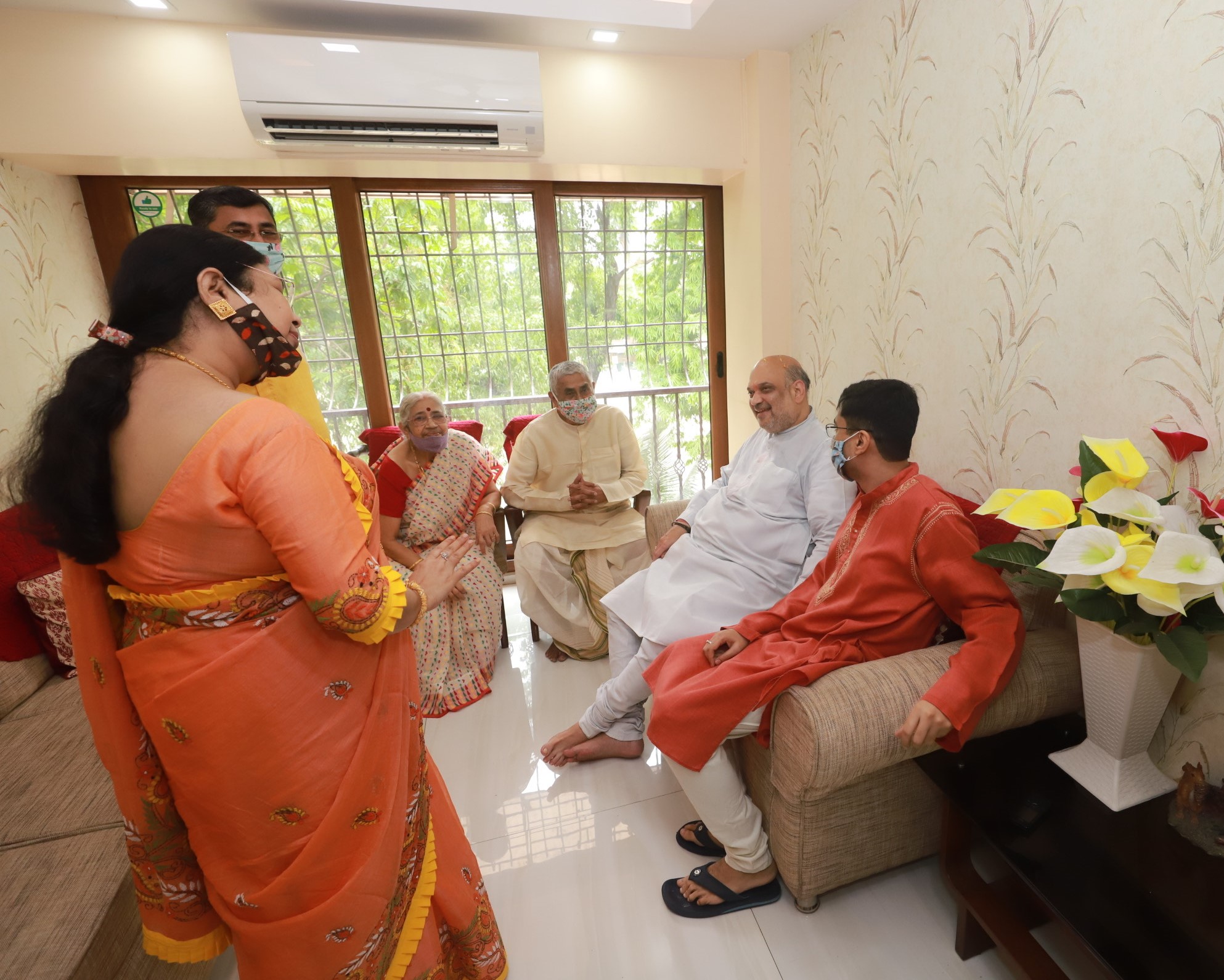  Hon'ble Union Home Minister Shri Amit Shah had lunch at Shri Samarendra Prasad Biswas ji’s home in Bhabanipur (West Bengal)