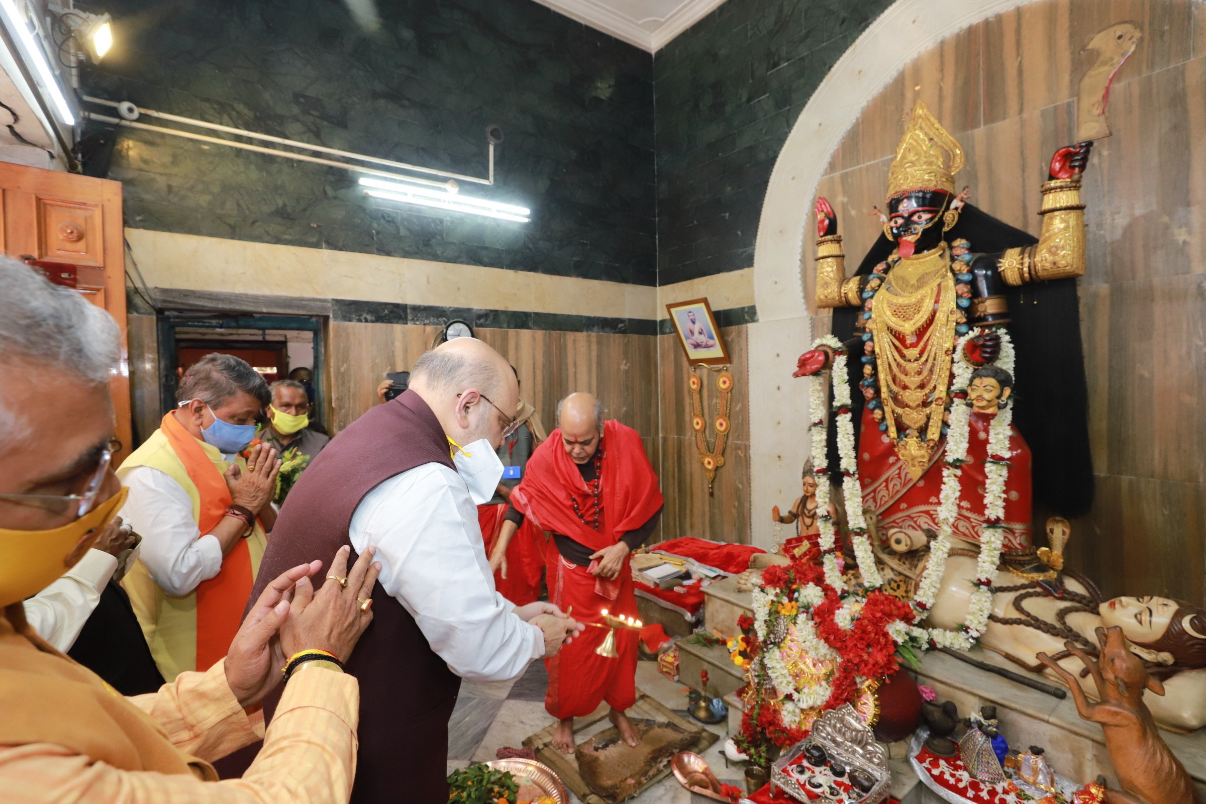 Photographs : Hon'ble Union Home Minister Shri Amit Shah offered prayers at SiddheshwariTemple, Midnapore (West Bengal).