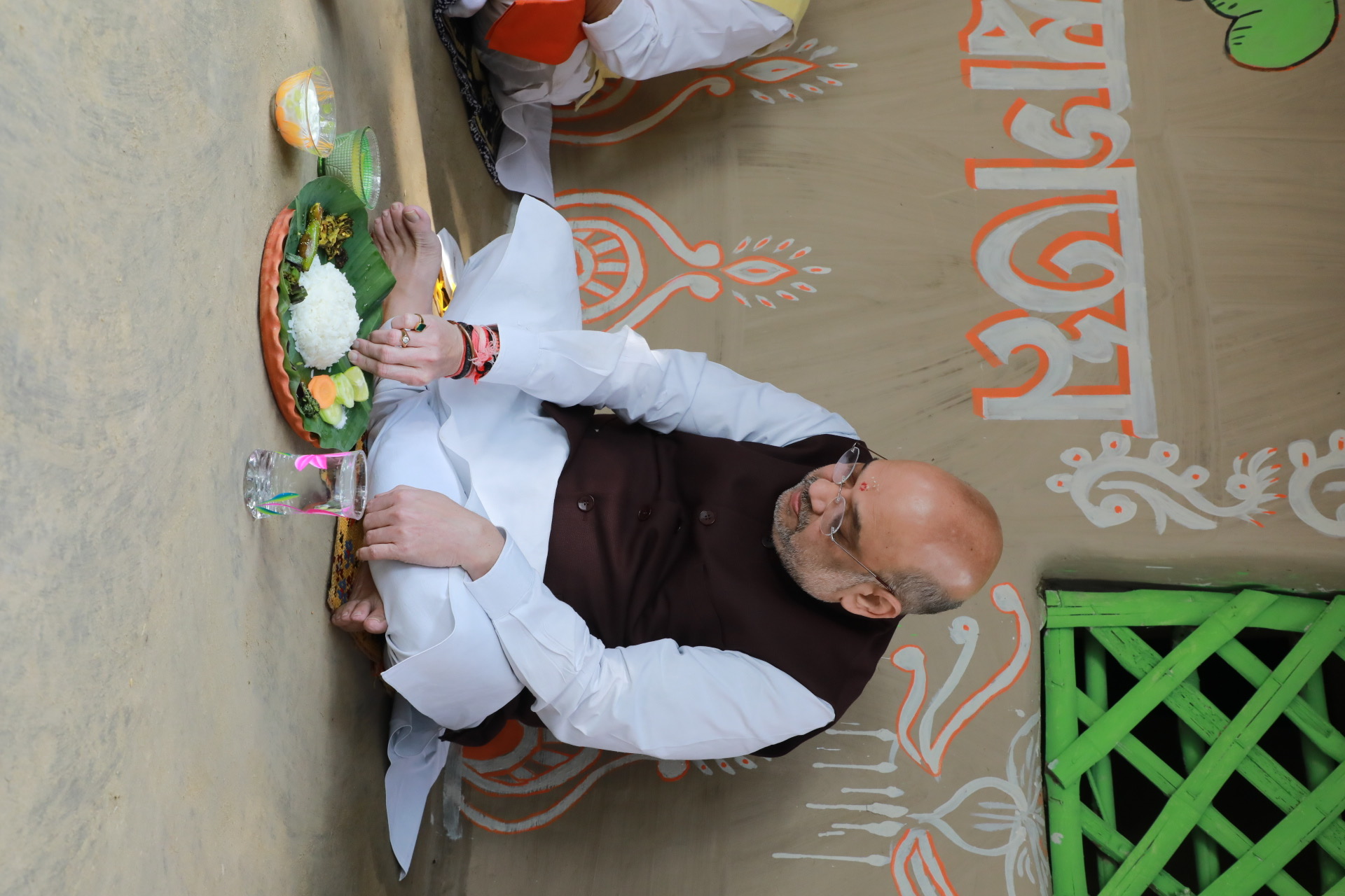 Photographs : Hon'ble Union Home Minister Shri Amit Shah had lunch at Shri Jhunu Singh jiand Shri Sanatan Singh ji's home in Belijuri village, Midnapore (West Bengal)