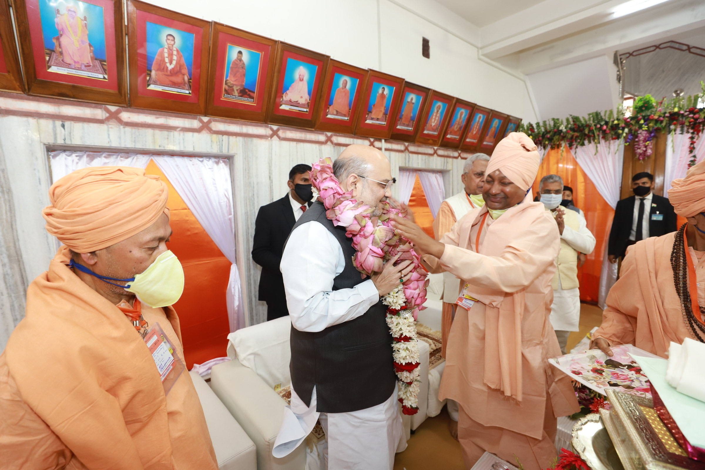  Hon'ble Union Home Minister Shri Amit Shah offered prayers at Bharat Sevashram Sangha at Rash Behari Avenue, Kolkata (West Bengal)