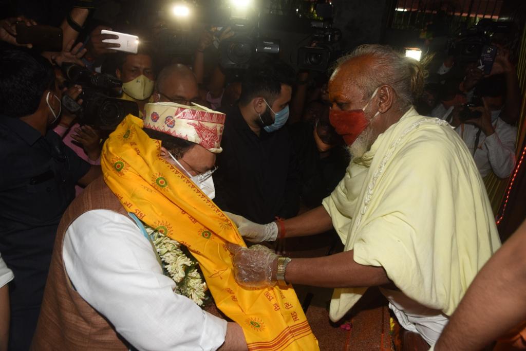 Photographs : BJP National President Shri J.P. Nadda offering prayer at Hanuman Mandir in Patna (Bihar) on 11.10.2020