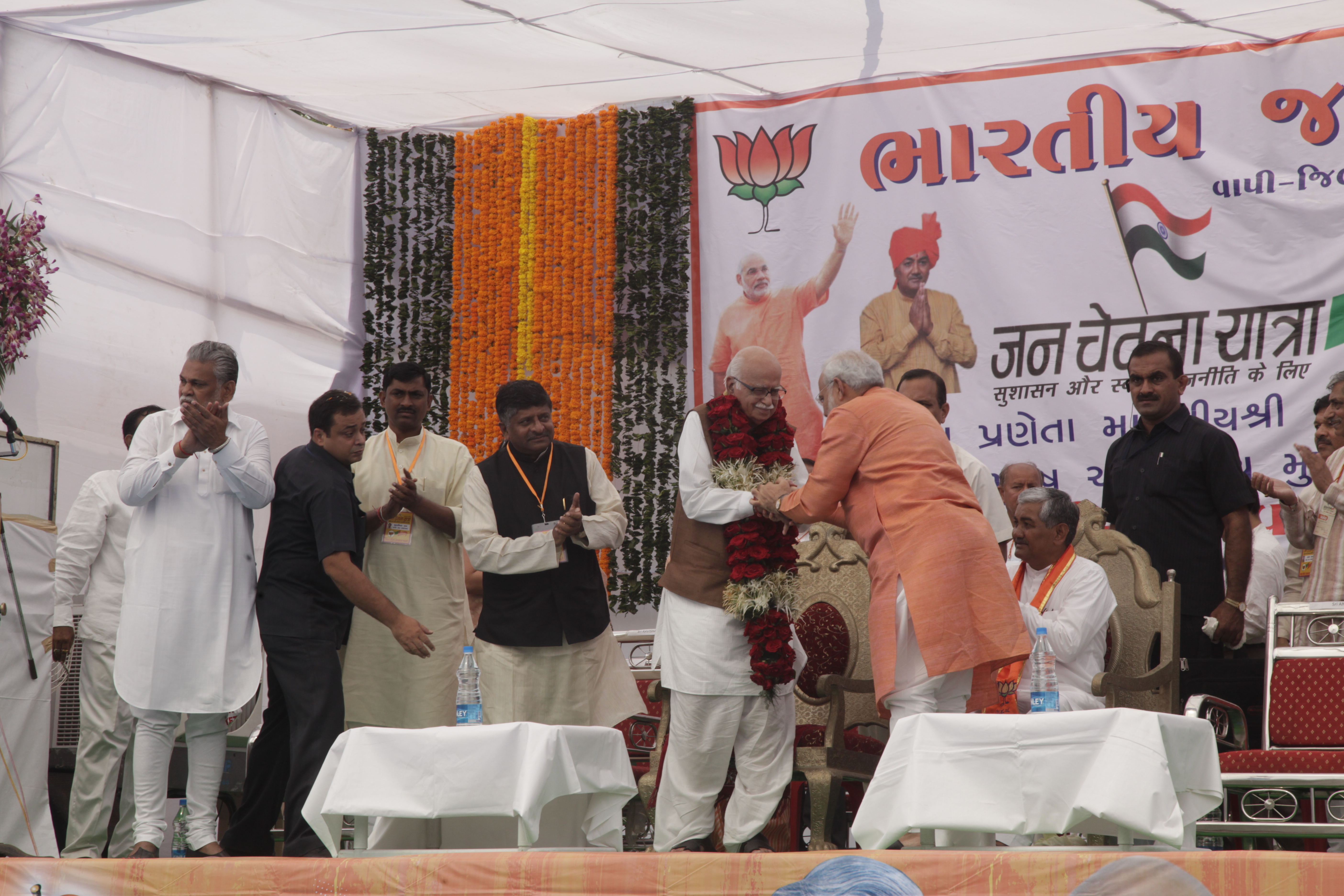 Shri L.K. Advani during Jan Chetna Yatra at Vapi (Gujarat) on November 06, 2011