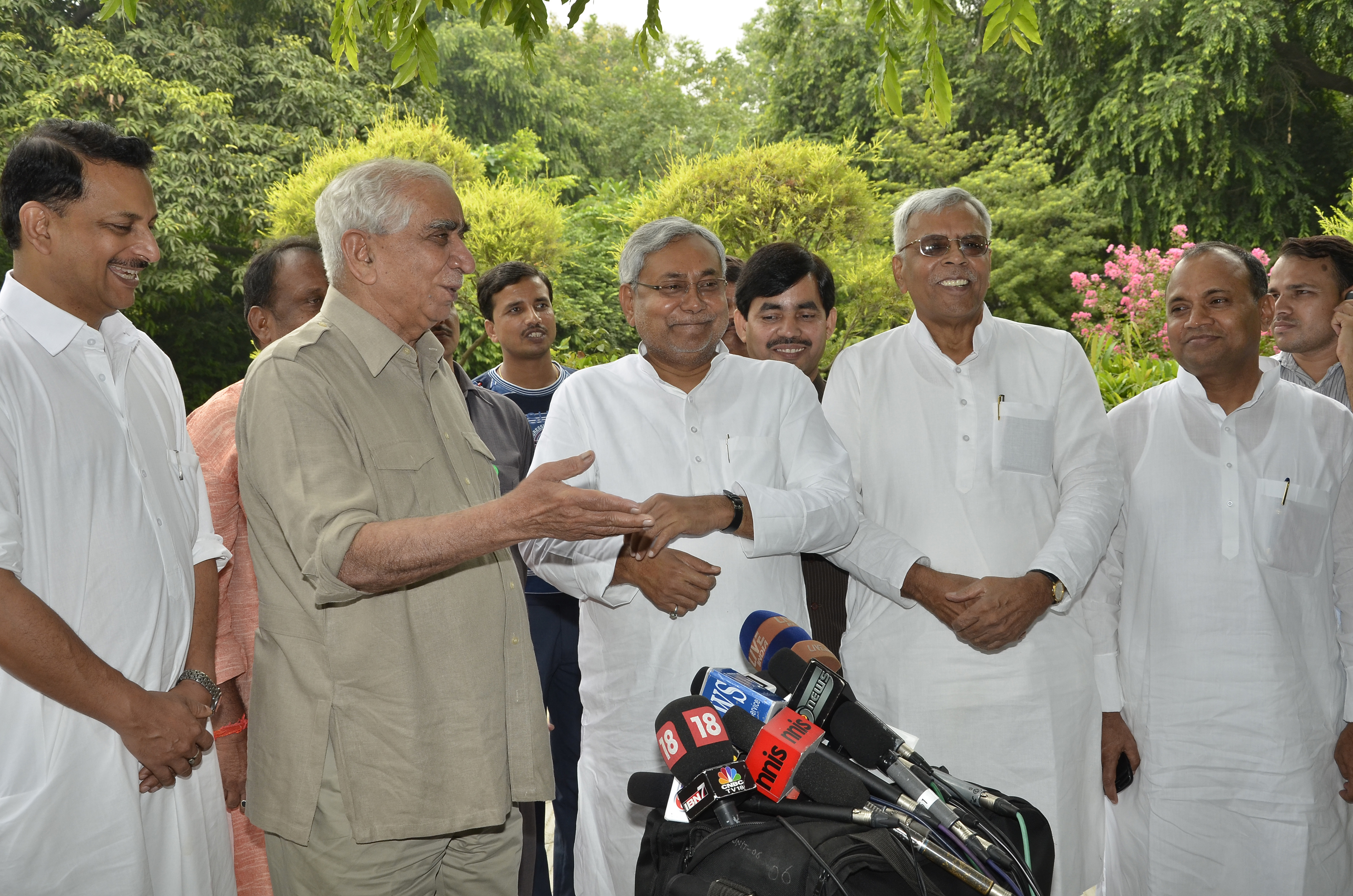 Shri Jaswant Singh meeting with Shri Nitish Kumar at his residence on July 26, 2012