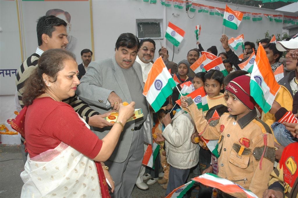 BJP National President, Shri Nitin Gadkari on the occasion of Republic Day at BJP Central Office, 11, Ashoka Road on 26 Jan. 2010