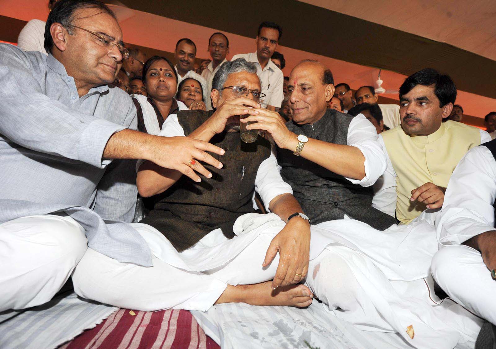 Shri Rajnath Singh, Shri Arun Jaitley, Shri Ravi Shankar Prasad and Syed Shahnawaz Hussain breaking the Fast of Ex-dy Chief Minister of Bihar, Shri Sushil Modi on July 09, 2013