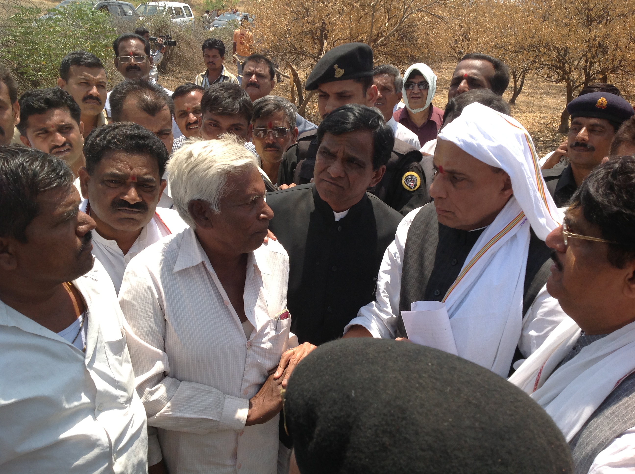 BJP National President Shri Rajnath Singh during visit to drought affected areas of central Maharashtra on April 1, 2013