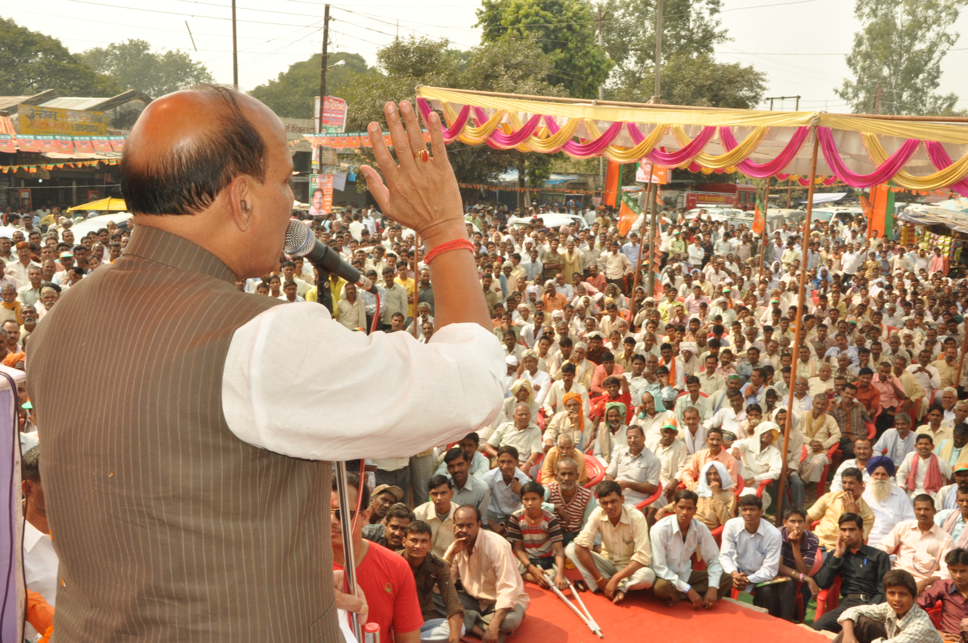 Shri Rajnath Singh addressing a public meeting during Jan Swabhiman Yatra at Bareli (Uttar Pradesh) on October 21, 2011