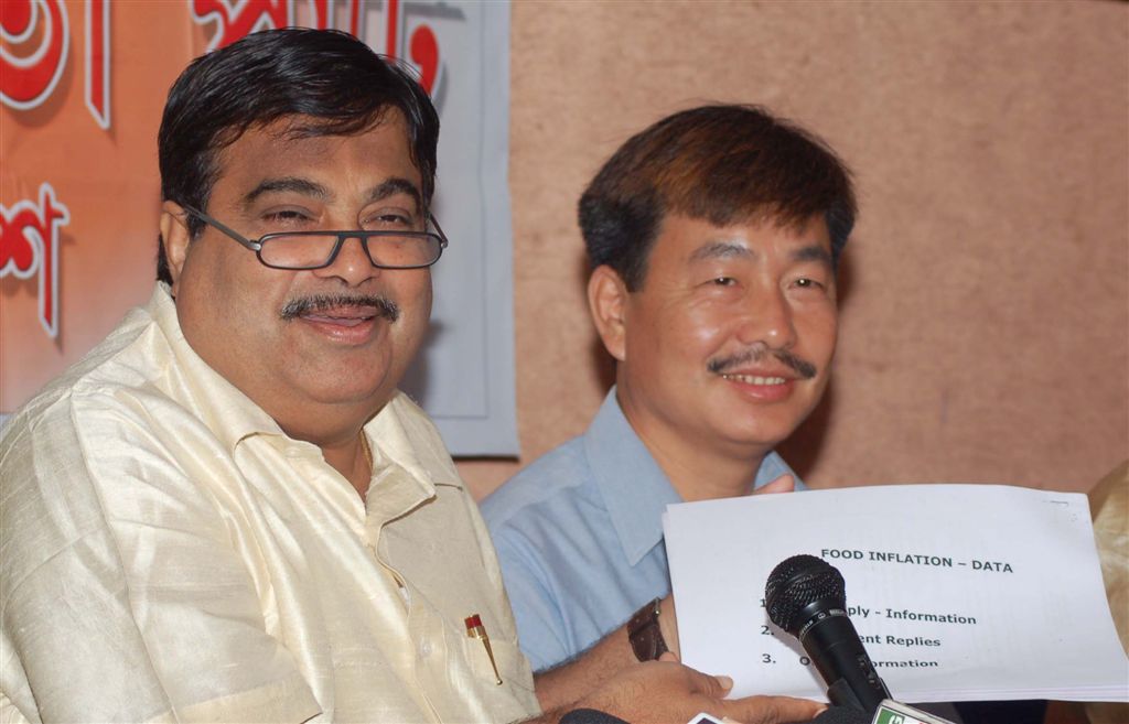 BJP National President, Shri Nitin Gadkari addressing the press conference in Guwahati today on April 06, 2010