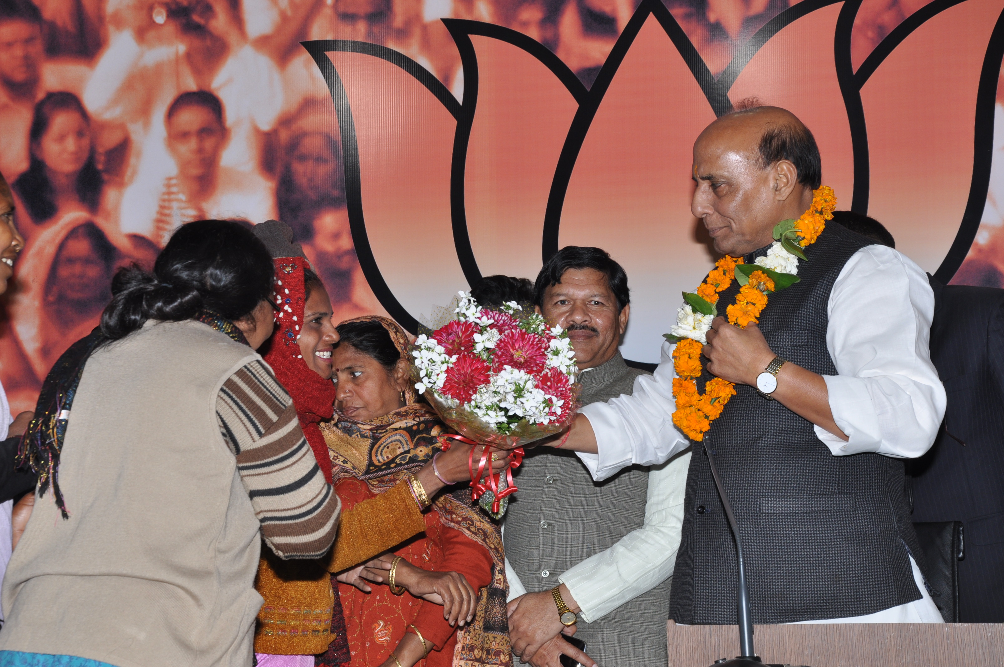 BJP National President, Shri Rajnath Singh getting welcomed by unorganised workers of different sectors at 11, Ashoka Road, New Delhi on February 08, 2013