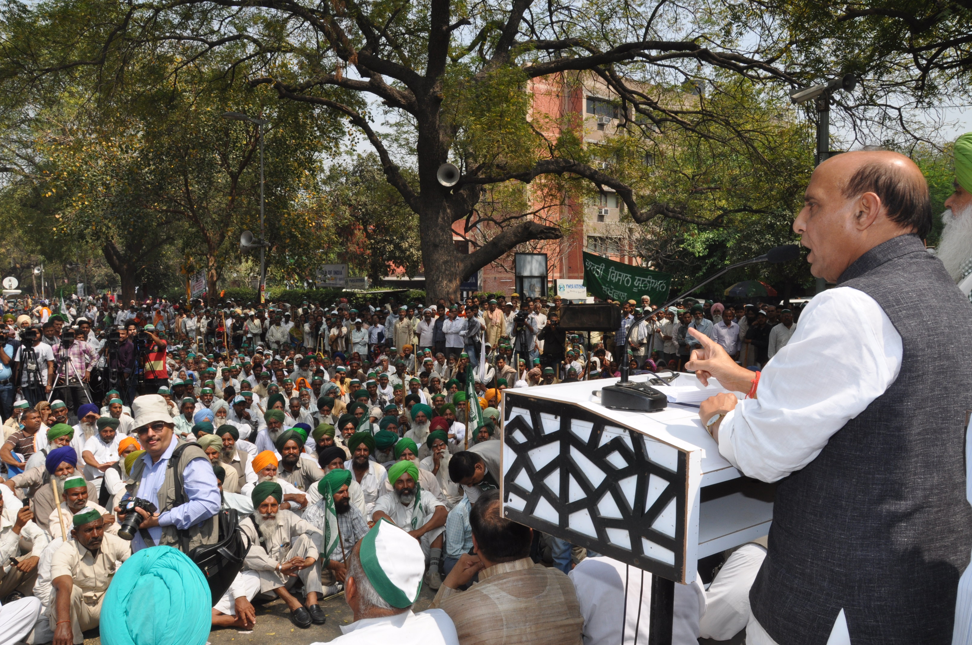 BJP National President, Shri Rajnath Singh addressing farmers staging dharna at Jantar Mantar on March 20, 2013