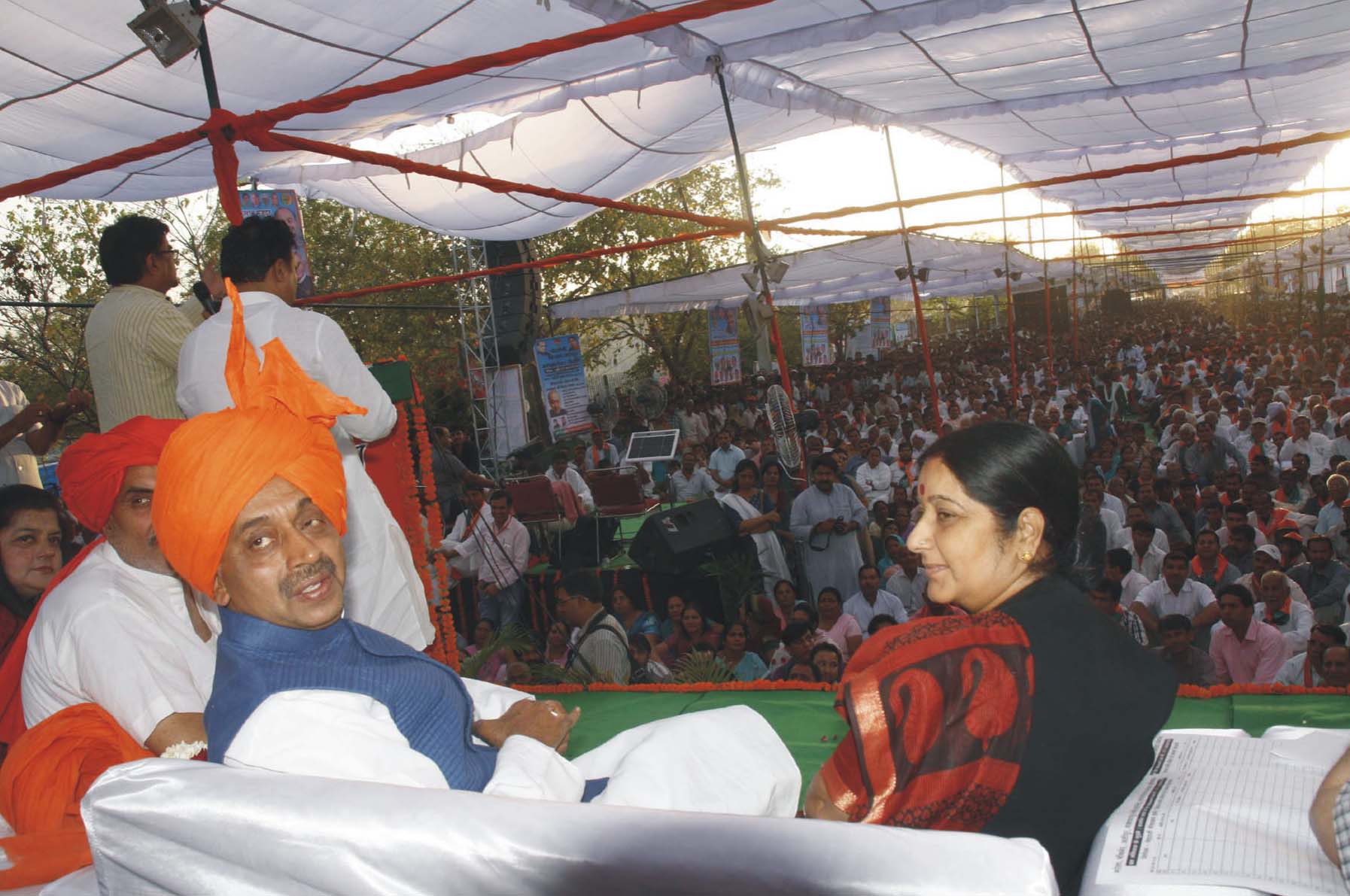 Smt. Sushma Swaraj Leader of Opposition (Lok Sabha) and Shri Vijay Goel, Delhi State President at Kisan Majdoor Akrosh Rally at Mata Mansa Devi Road, Near Dussehra Ground, Narela on April 07, 2013