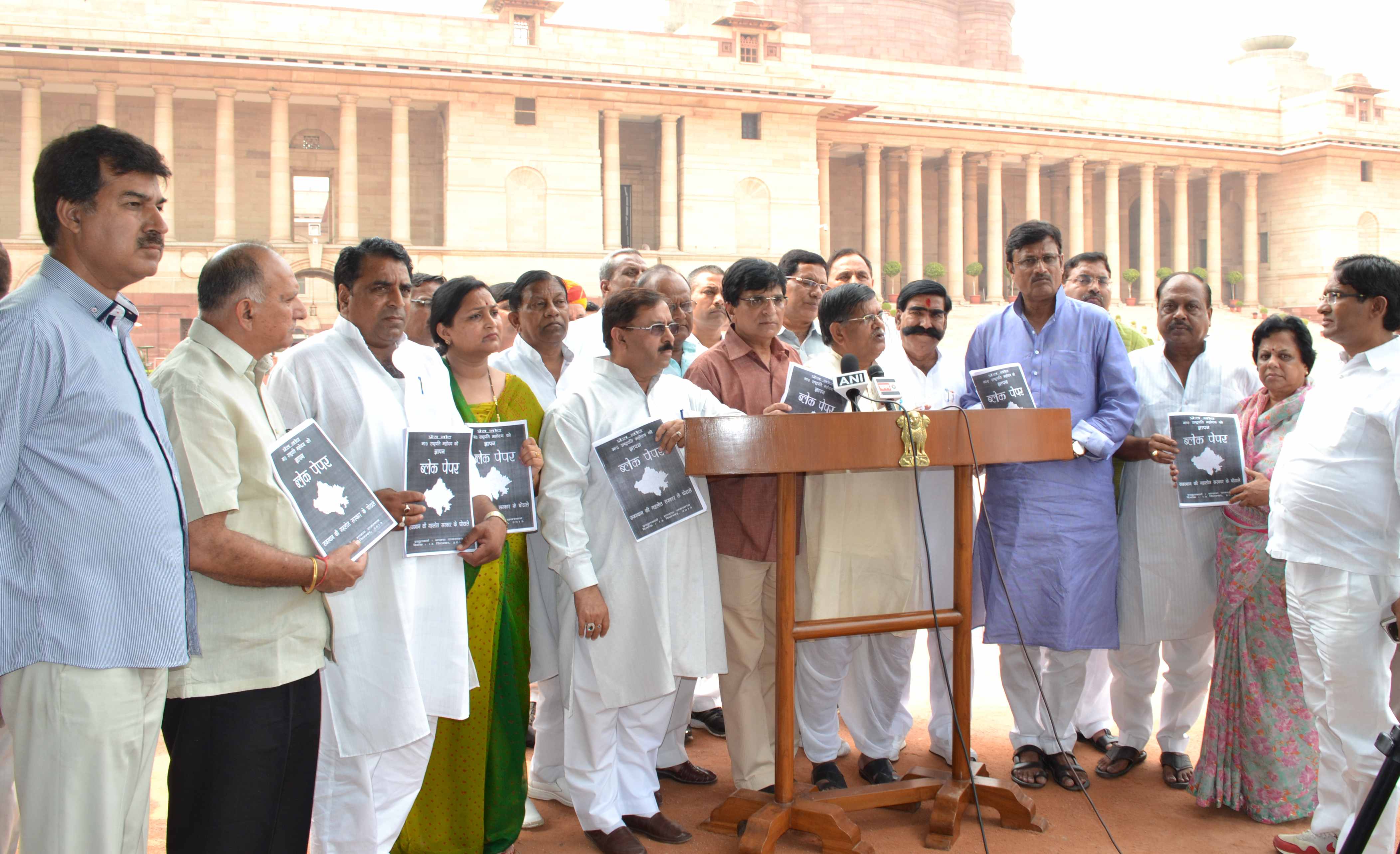 BJP Rajasthan delegation led by Sh. Gulab Chand Kataria, Sh. Kirit Somaiya, Sh. Rajendra Singh Rathore, Sh. Arun Chaturvedi and other BJP leaders after submitting 'Gehlot Sarkar Ke 100 Ghotale' to the President of India on September 13, 2013