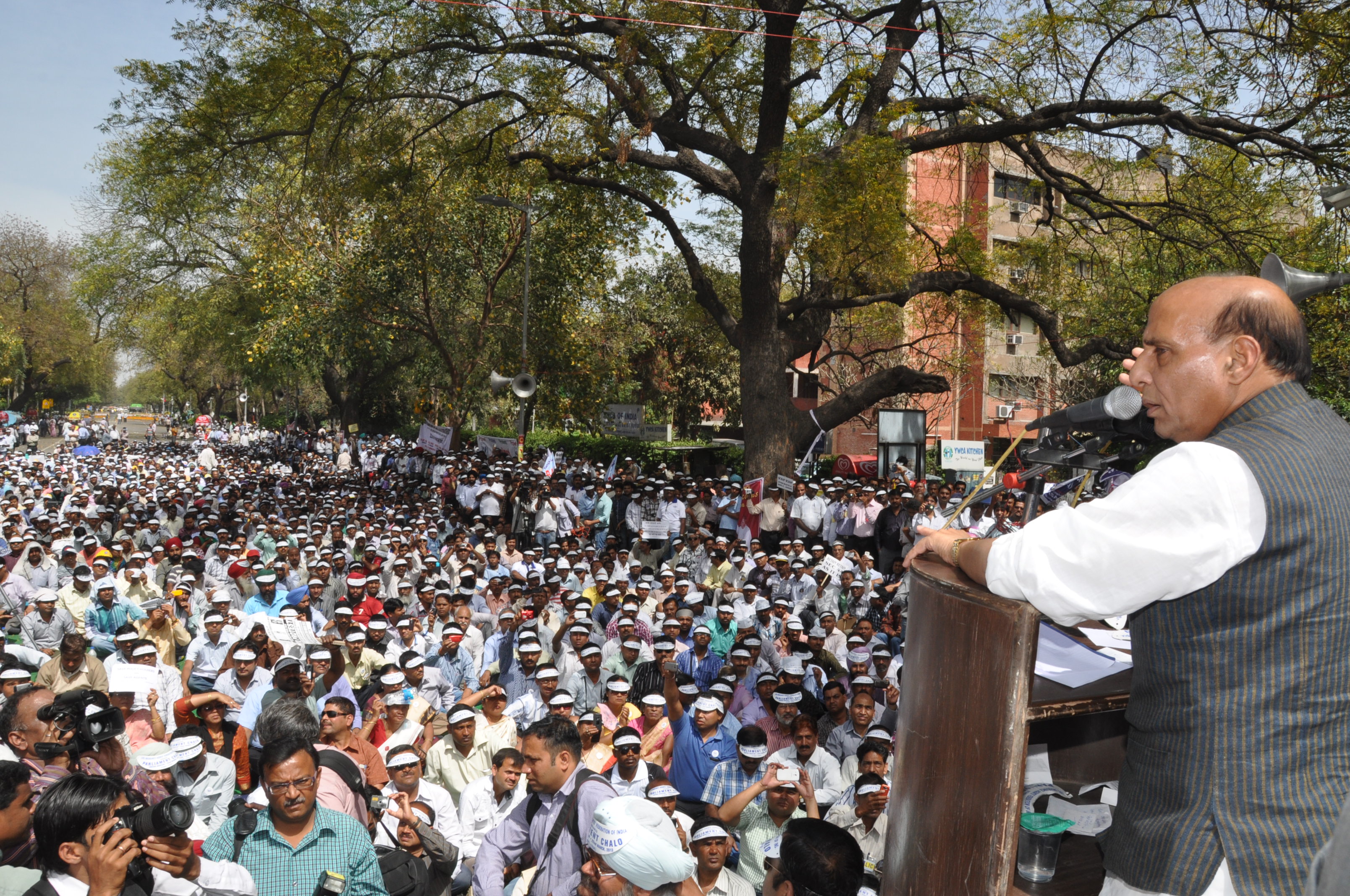 BJP National President, Shri Rajnath Singh addressing a dharna organised by LIC All India Federation Union at Jantar Mantar, New Delhi on March 22, 2013