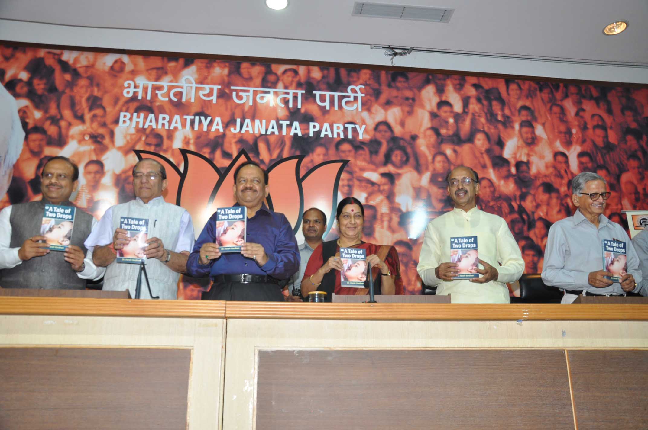 Smt. Sushma Swaraj, Dr. Harsh Vardhan, Shri V.K. Malhotra, Shri Vijay Goel and Shri Vijendra Gupta releasing the updated version "A Tale of Two Drops" at 11, Ashoka Road, New Delhi on October 29, 2013