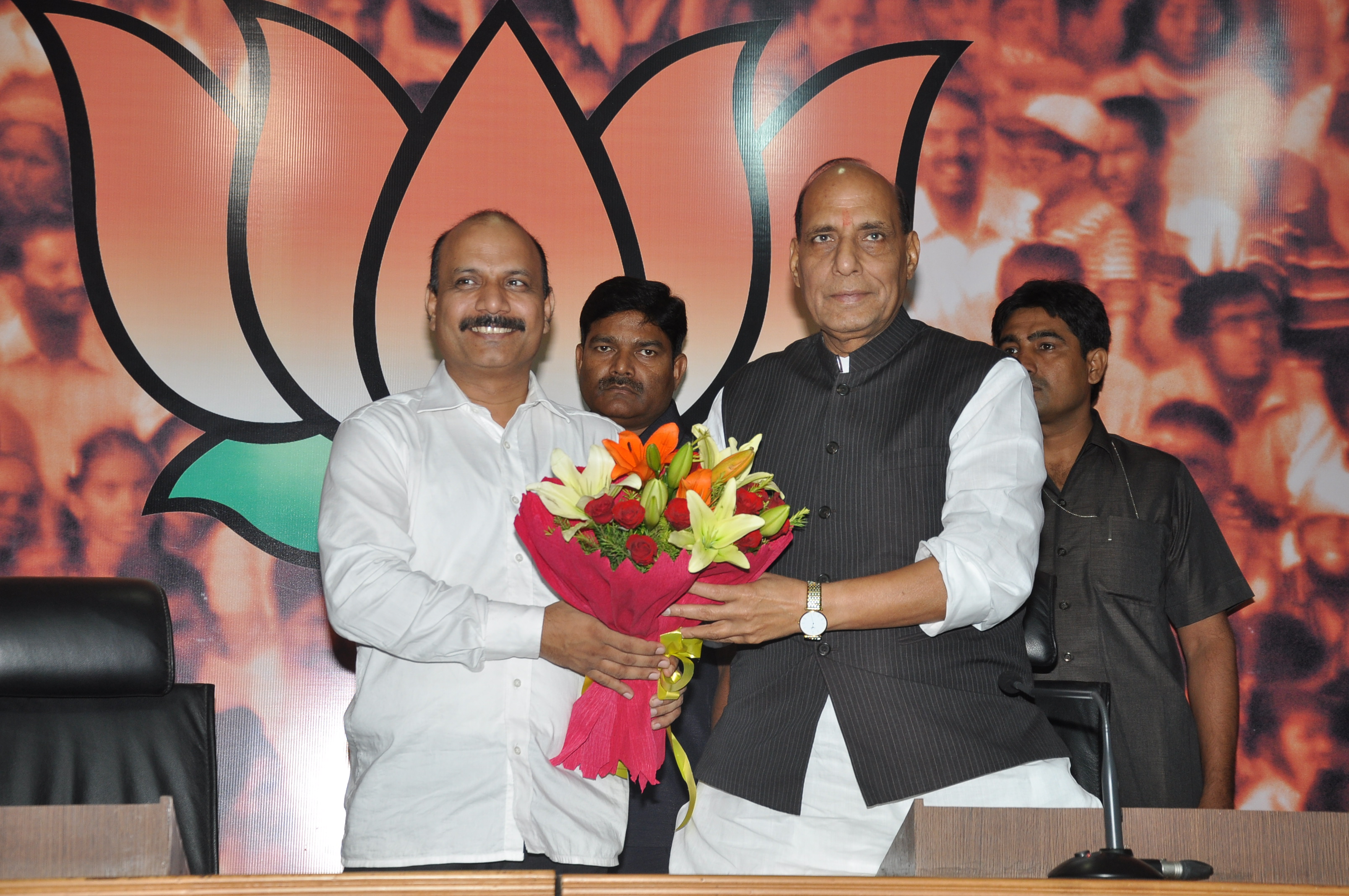 Dr. M.J. Khan, General Secretary, Peace Party and his followers joining BJP in presence of BJP National President, Shri Rajnath Singh on August 19, 2013