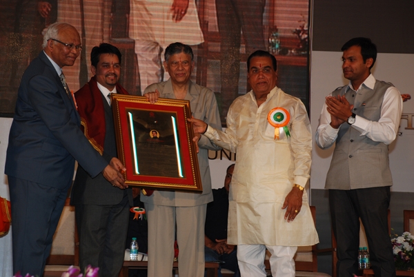 Bharat Ashmita Award Pane wale Sh. Anurag Thakur evam anye Vijetaon ke saath on February 04, 2011