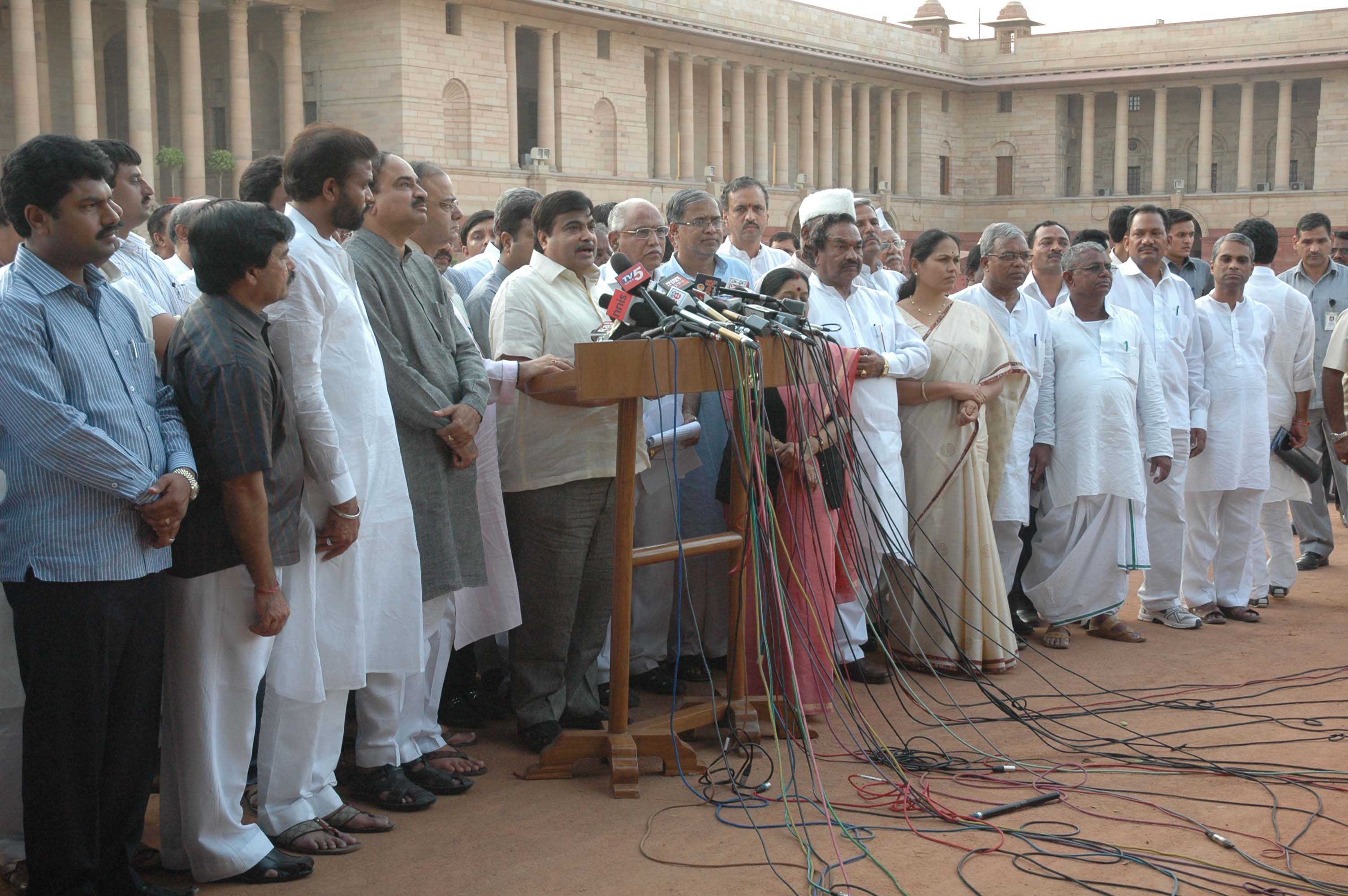 BJP senior leaders and All Karnataka BJP MLAs led by Shri Nitin Gadkari meet President of India at Rashtrapati Bhawan on May 17, 2011