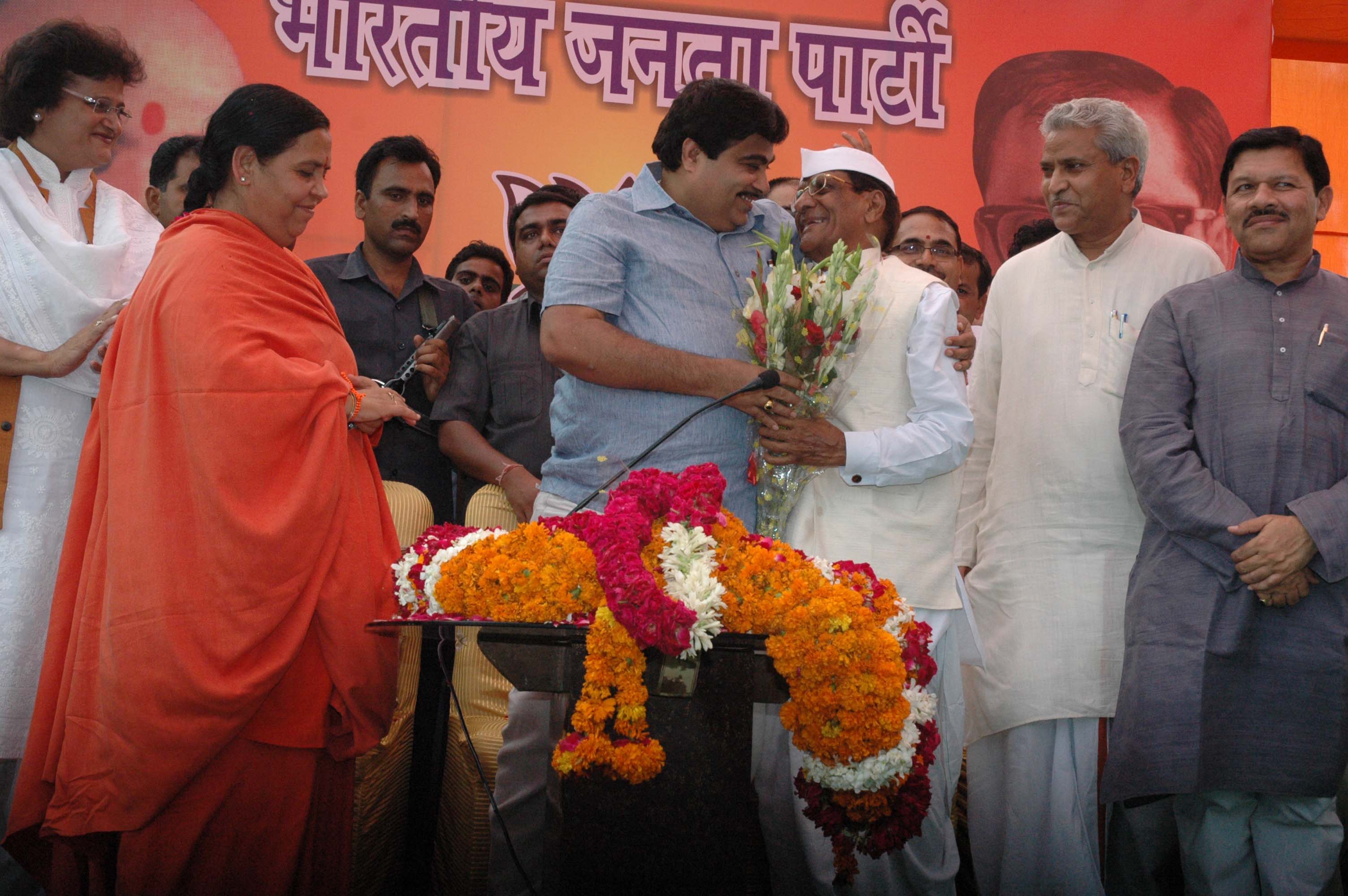 Shri Nitin Gadkari alongwith Sushri Uma Bharti is welcoming and felicitating Shri Sangh Priya Gautam at 11, Ashoka Road, New Delhi on June 29, 2011