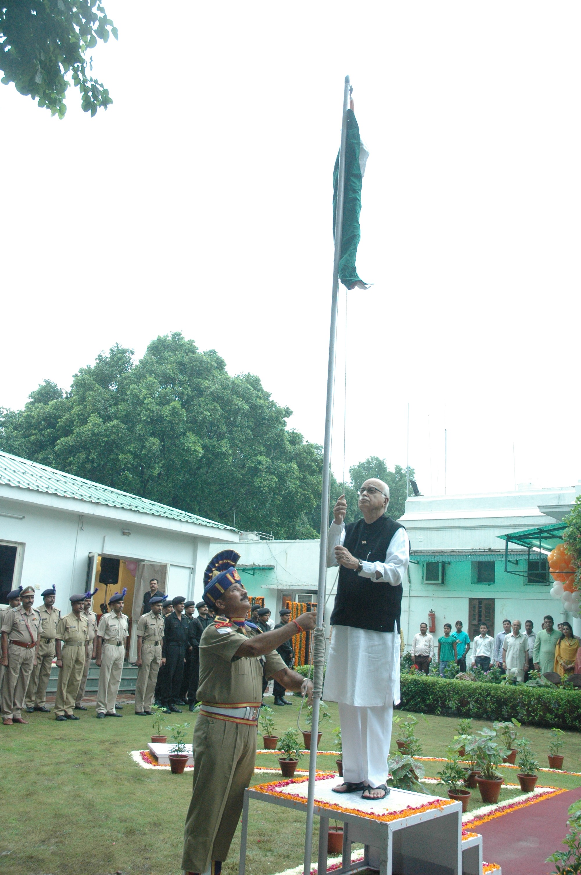 Shri L.K. Advani hoisting the National Flag on the occasion of 15th August Independence Day at his residence, 30, Prithviraj Road, New Delhi - 110001 on August 15, 2011