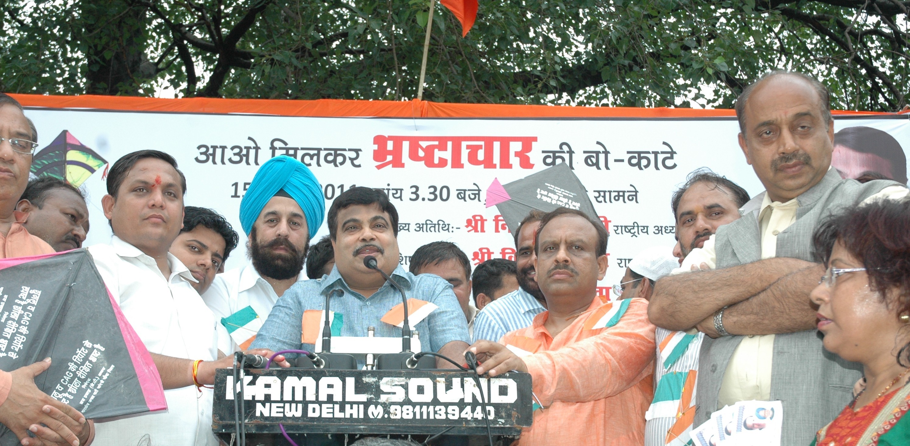 BJP National President, Shri Nitin Gadkari doing symbolic "BOKATE" of corruption on the occasion of Kite Flying on 15th August Independence Day at Gauri Shankar Mandir, crossing Opposite Red Fort, New Delhi on August 15, 2011