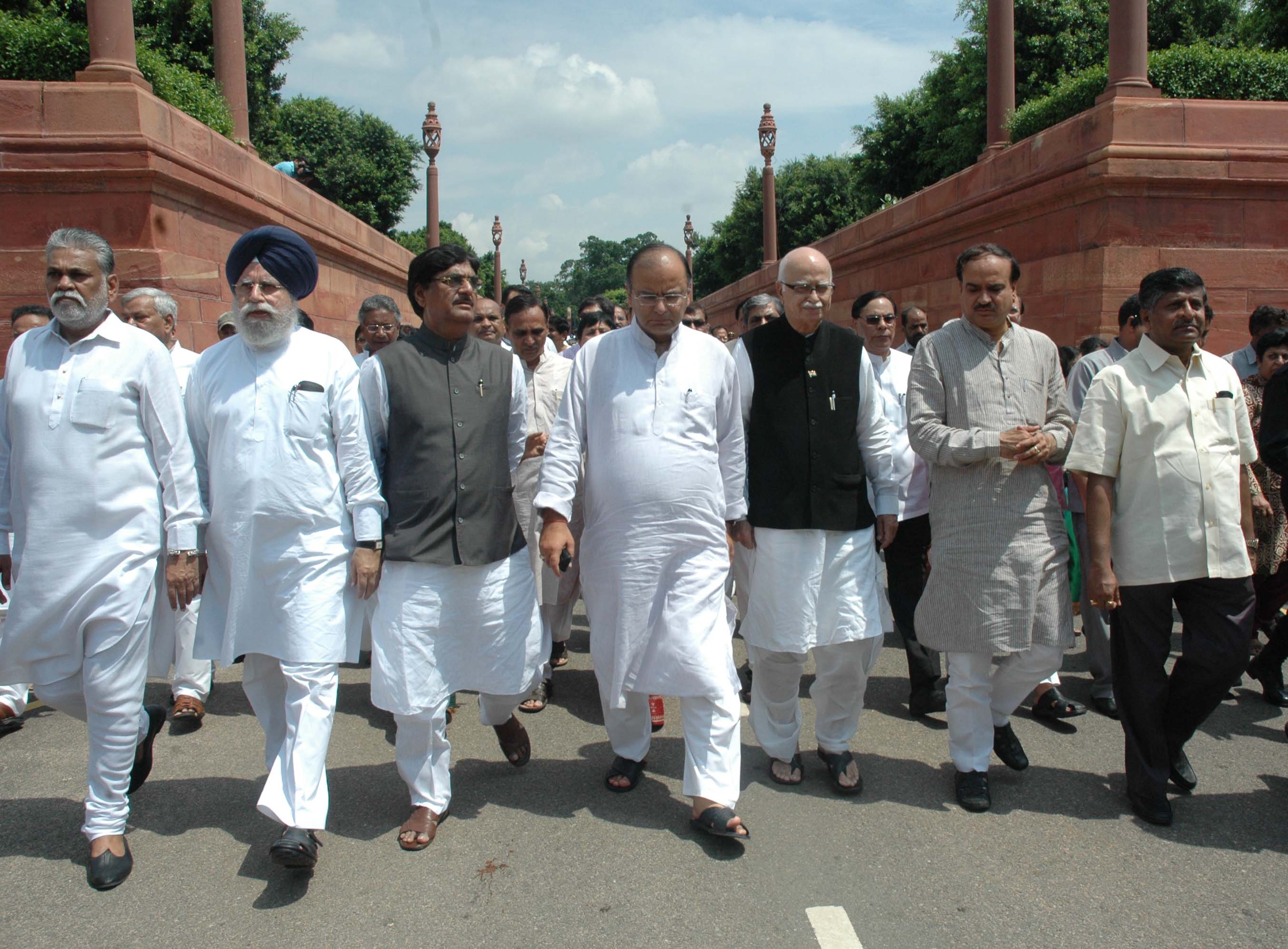 BJP MPs delegation led by Shri L.K. Advani, Shri Nitin Gadkari, Smt. Sushma Swaraj and Shri Arun Jaitley meet President of India at Rashtrapati Bhawan on September 02, 2011