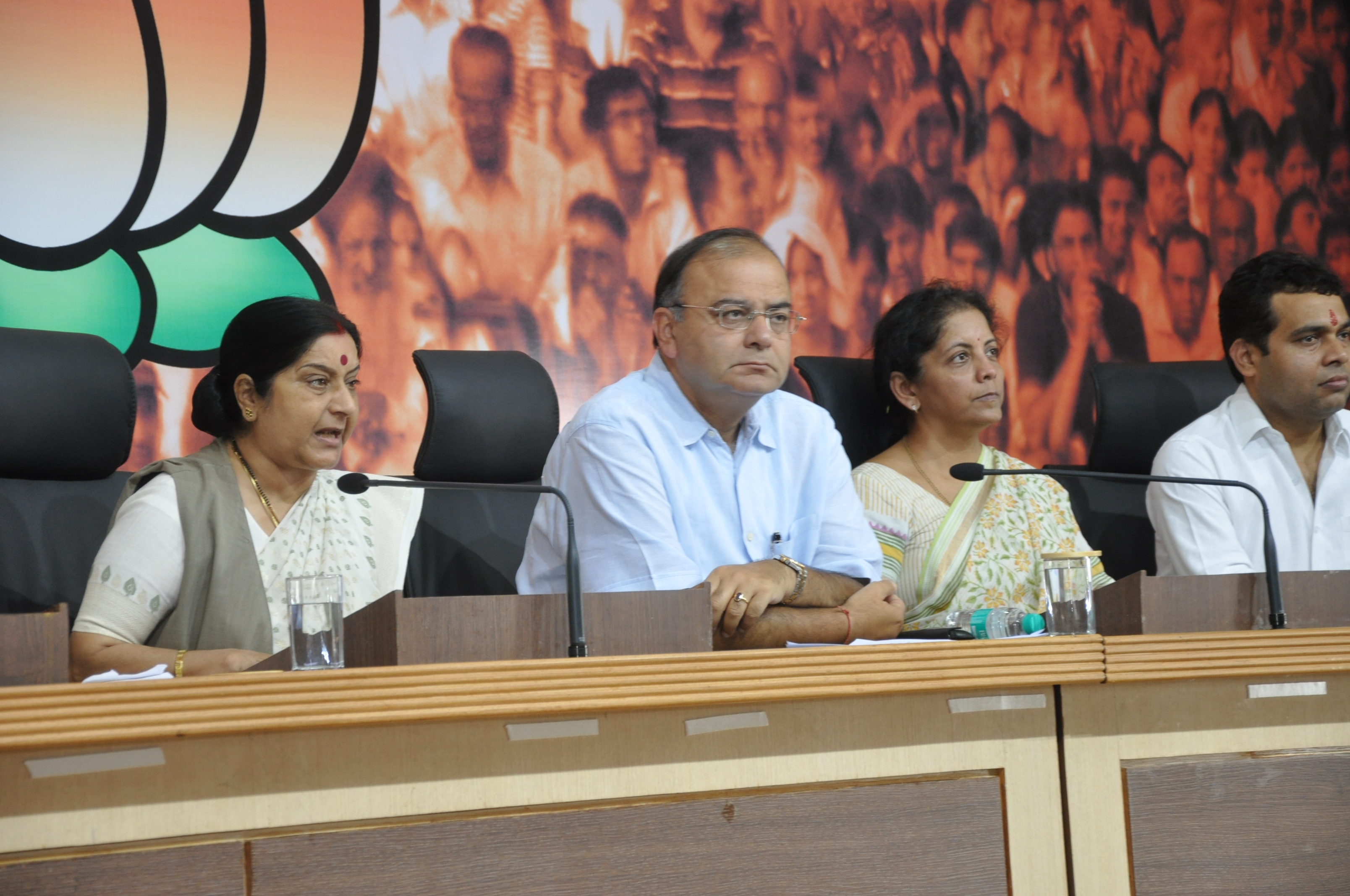 Smt. Sushma Swaraj, Leader of Opposition (Lok Sabha) and Shri Arun Jaitley, Leader of Opposition (Rajya Sabha) addressing a press conference at 11, Ashoka Road, New Delhi on September 28, 2011