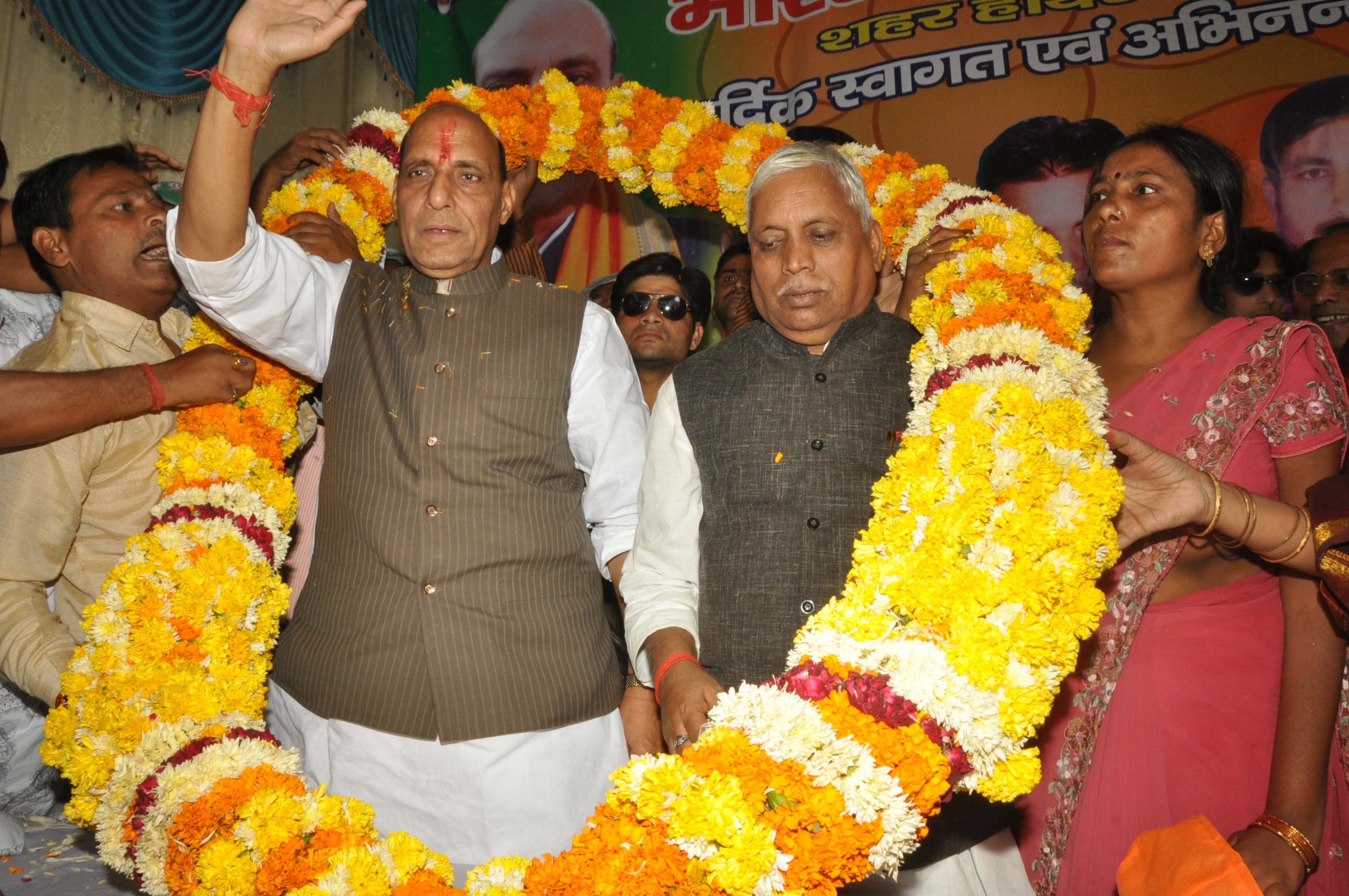 Shri Rajnath Singh his journey during Jan Swabhiman Yatra from Aagra to Hathras on October 14, 2011