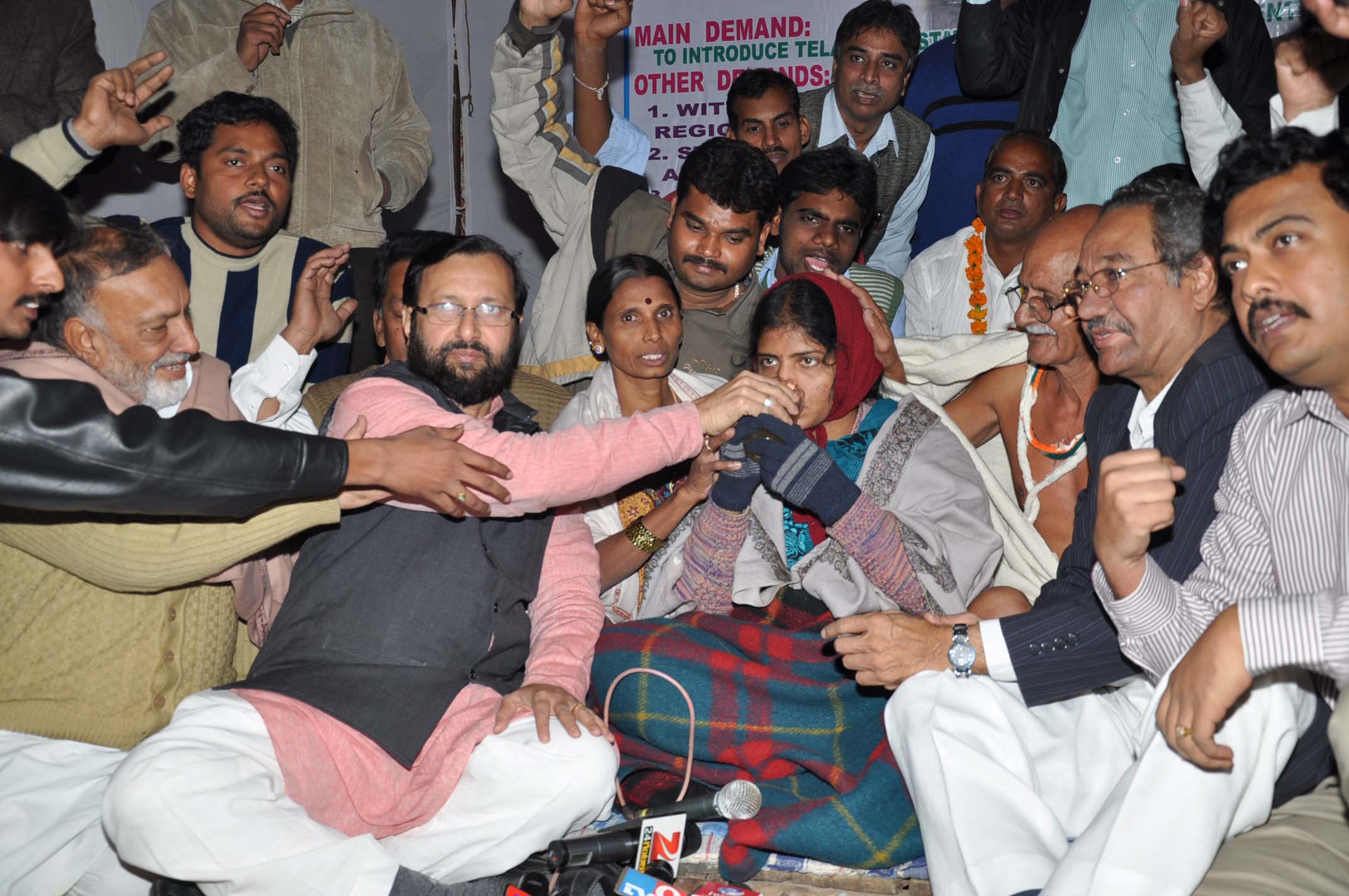 Smt. Nalini breaking his fast on hunger strike for Telangana in the presence of Shri Prakash Javadekar at Jantar Mantar, New Delhi on December 16, 2011